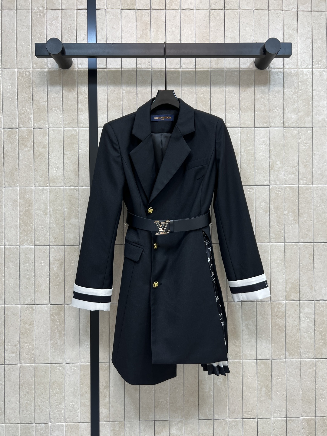 NO:535124,L Home 25 autumn and winter new style, spliced ​​presbyterian pleated suit skirt, classic suit neckline, side-breasted design, spliced ​​presbyterian pleated design, sweet and formal sense of suit, create a sweet and cool and versatile fashionable outfit, youthful and energetic and age-reducing three-dimensional silhouette style, loose and not picky, commuting and out of the street, gentle and not aggressive, fashionable and classic, one-color three-code Size/S-M-L,,louis vuitton, skirts, business suit, alexander wang19860909L家 25秋冬新款 拼接老花百褶西装裙 经典西装领口 侧边排扣设计 衣摆侧白拼接老花百褶设计 甜美和西装的正式感糅合 打造甜酷百搭的时髦穿搭 青春活力又减龄 立体廓形版型 宽松不挑人 可通勤可出街 温柔不带攻击性 时尚且经典 一色三码Size/S-M-L,,louis vuitton,skirts,business suit,alexander wang,Women's clothing