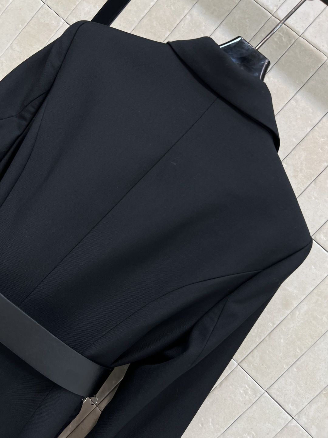 L家 25秋冬新款 拼接老花百褶西装裙 经典西装领口 侧边排扣设计 衣摆侧白拼接老花百褶设计 甜美和西装