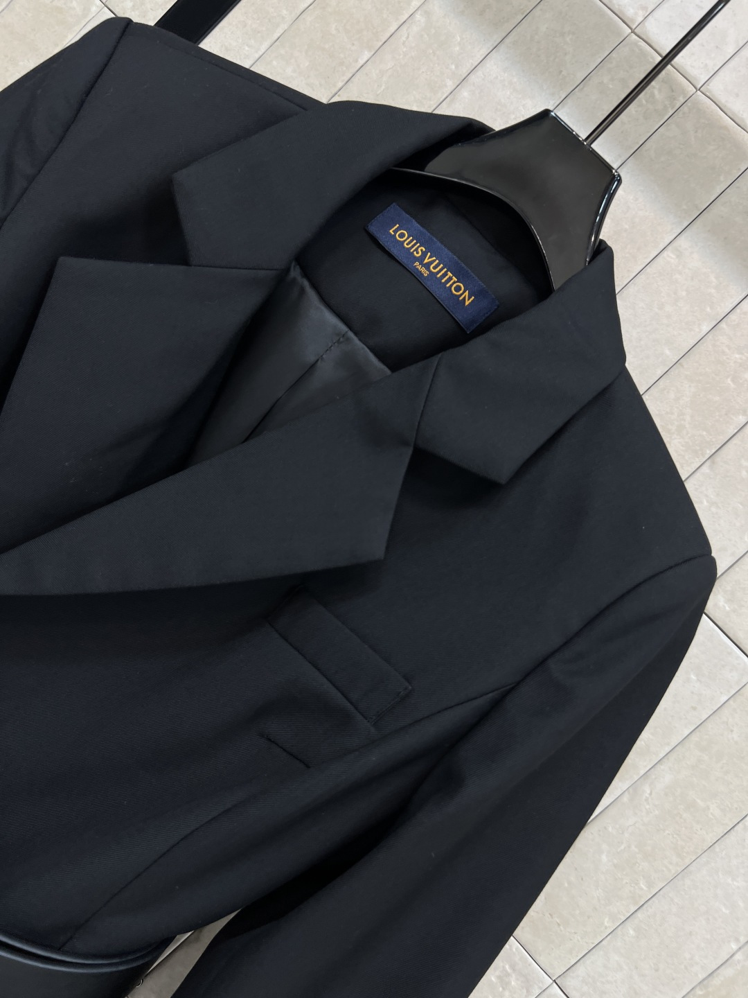 L家 25秋冬新款 拼接老花百褶西装裙 经典西装领口 侧边排扣设计 衣摆侧白拼接老花百褶设计 甜美和西装