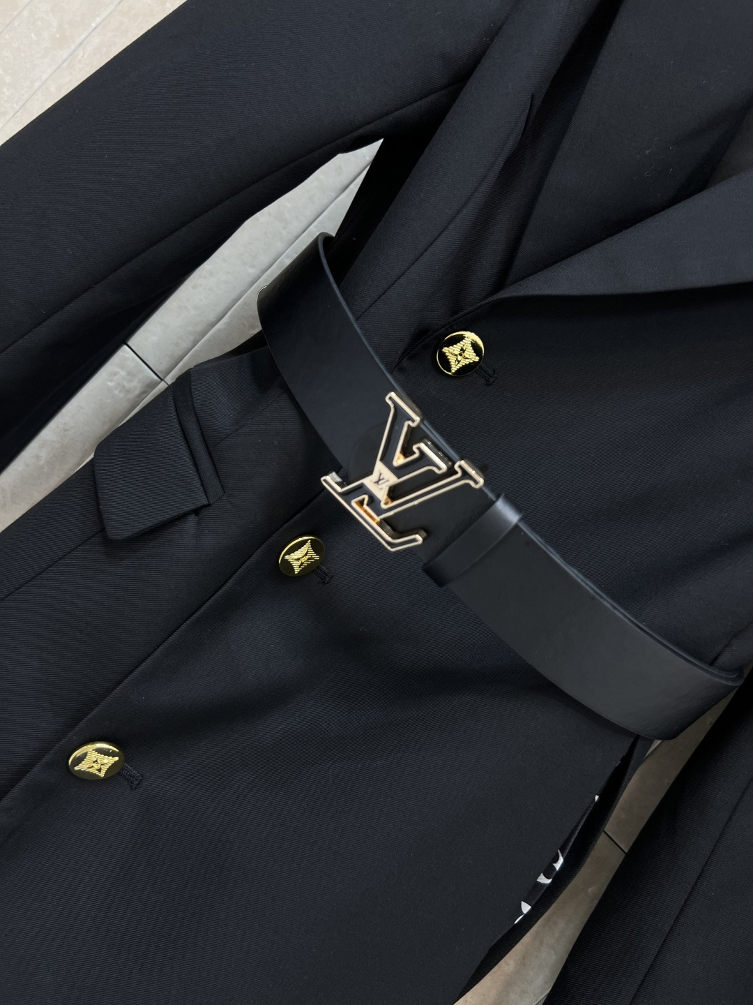 L家 25秋冬新款 拼接老花百褶西装裙 经典西装领口 侧边排扣设计 衣摆侧白拼接老花百褶设计 甜美和西装