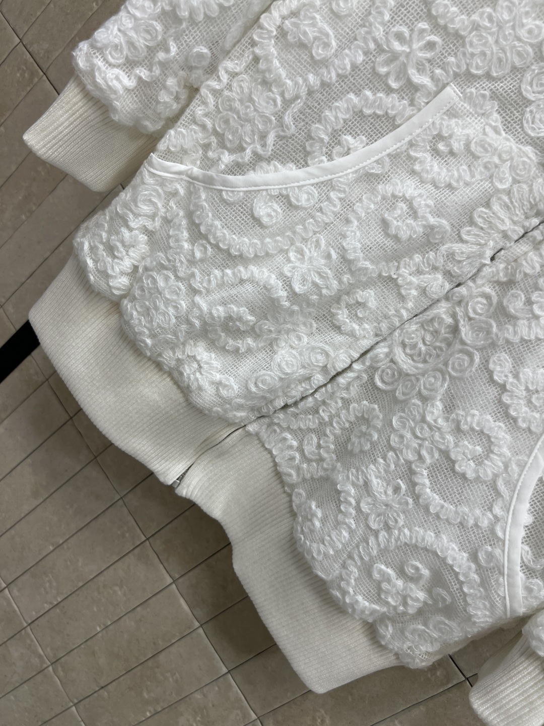 CE家 25秋冬新款 蕾丝连帽外套 经典基础版型百搭不挑人 高级有质感的面料 软糯舒适 上身就是满满的气