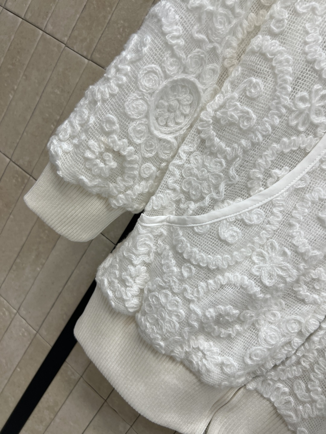 CE家 25秋冬新款 蕾丝连帽外套 经典基础版型百搭不挑人 高级有质感的面料 软糯舒适 上身就是满满的气