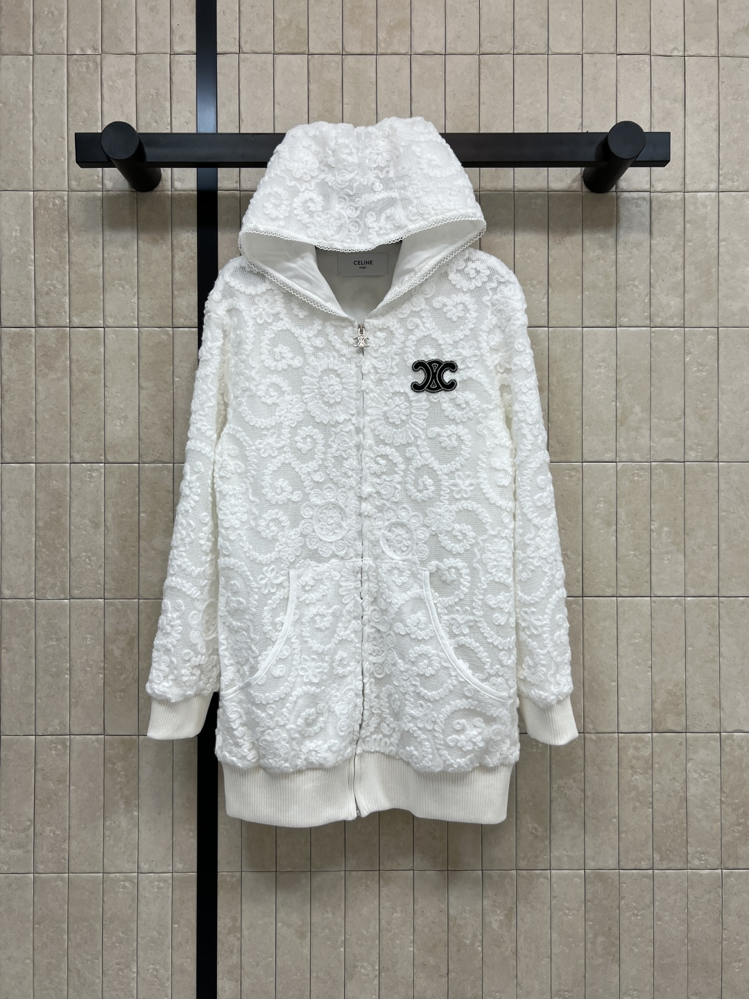 NO:535084,CE Home 25 autumn and winter new lace hooded jacket, classic basic style versatile and not picky, high-quality textured fabric, soft and comfortable, the upper body is full of temperament and goddess sense, full of dignity and elegance, all wearing occasions, lace fabric, it is simply the existence of white moonlight, it is very OK for important dates, one color and three codes,, jackets & coats, hats, alexander wang19860909CE家 25秋冬新款 蕾丝连帽外套 经典基础版型百搭不挑人 高级有质感的面料 软糯舒适 上身就是满满的气质女神感 任何场合穿都是满满的端庄优雅 满身的蕾丝面料 简直就是白月光的存在 约会重要场合都很OK 一色三码,,jackets & coats,hats,alexander wang,Women's clothing