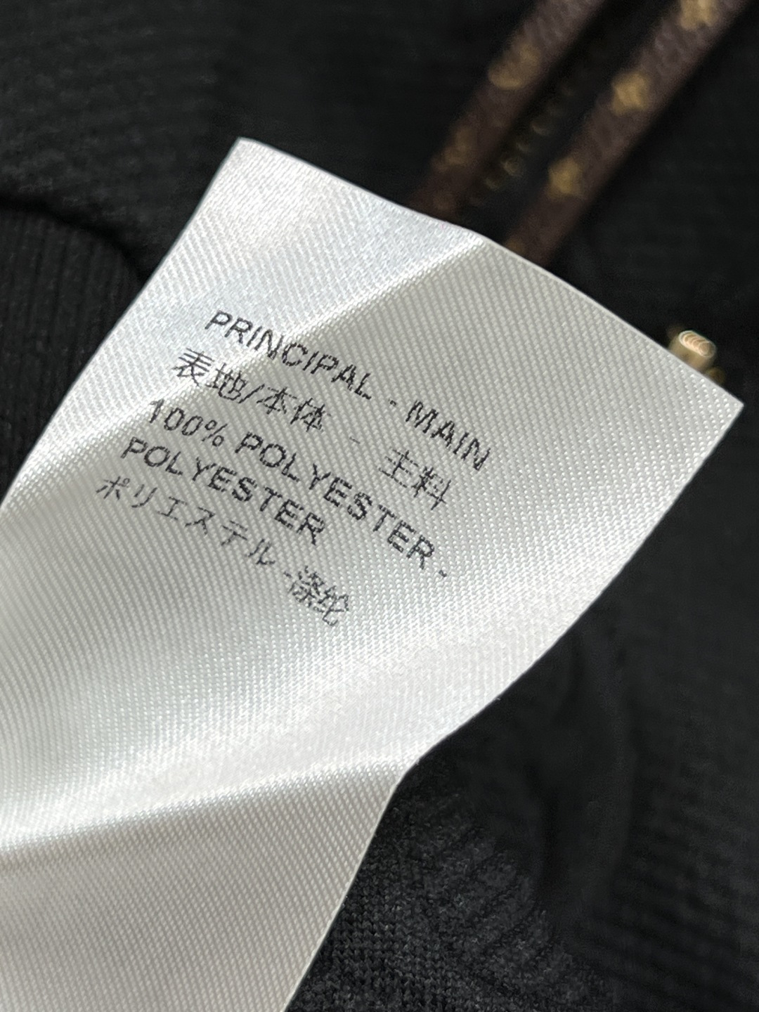 L家 25秋冬新款 老花浮雕提花连帽收腰外套 经典的连帽设计百搭不挑人 经典老花皮绳拉链点缀 松紧腰收腰