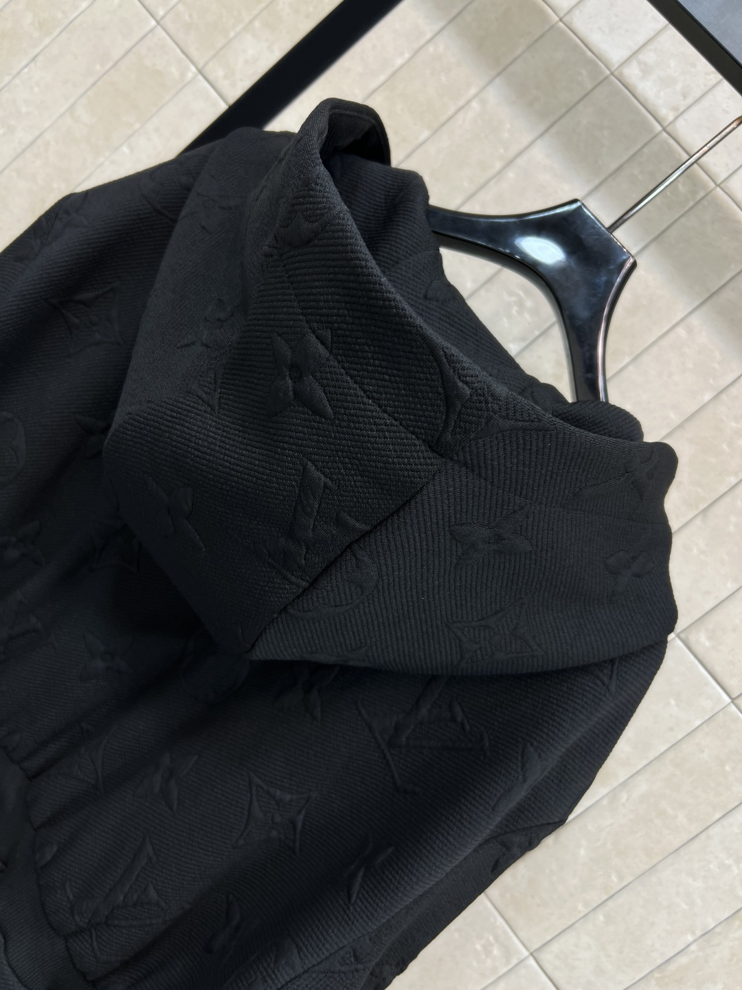 L家 25秋冬新款 老花浮雕提花连帽收腰外套 经典的连帽设计百搭不挑人 经典老花皮绳拉链点缀 松紧腰收腰