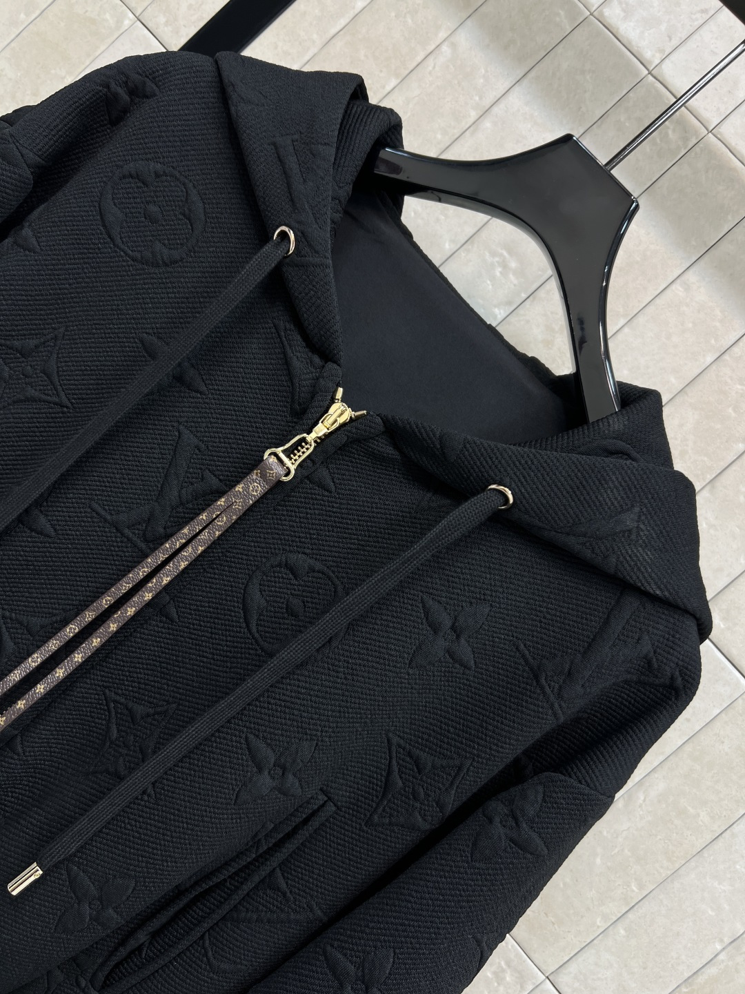 L家 25秋冬新款 老花浮雕提花连帽收腰外套 经典的连帽设计百搭不挑人 经典老花皮绳拉链点缀 松紧腰收腰