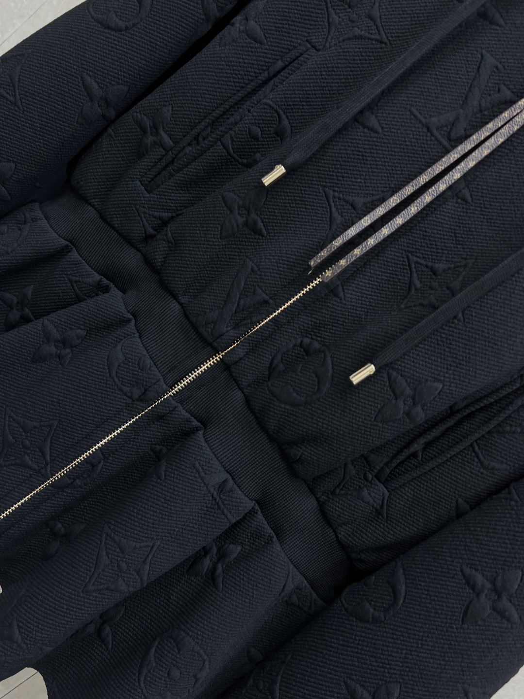 L家 25秋冬新款 老花浮雕提花连帽收腰外套 经典的连帽设计百搭不挑人 经典老花皮绳拉链点缀 松紧腰收腰