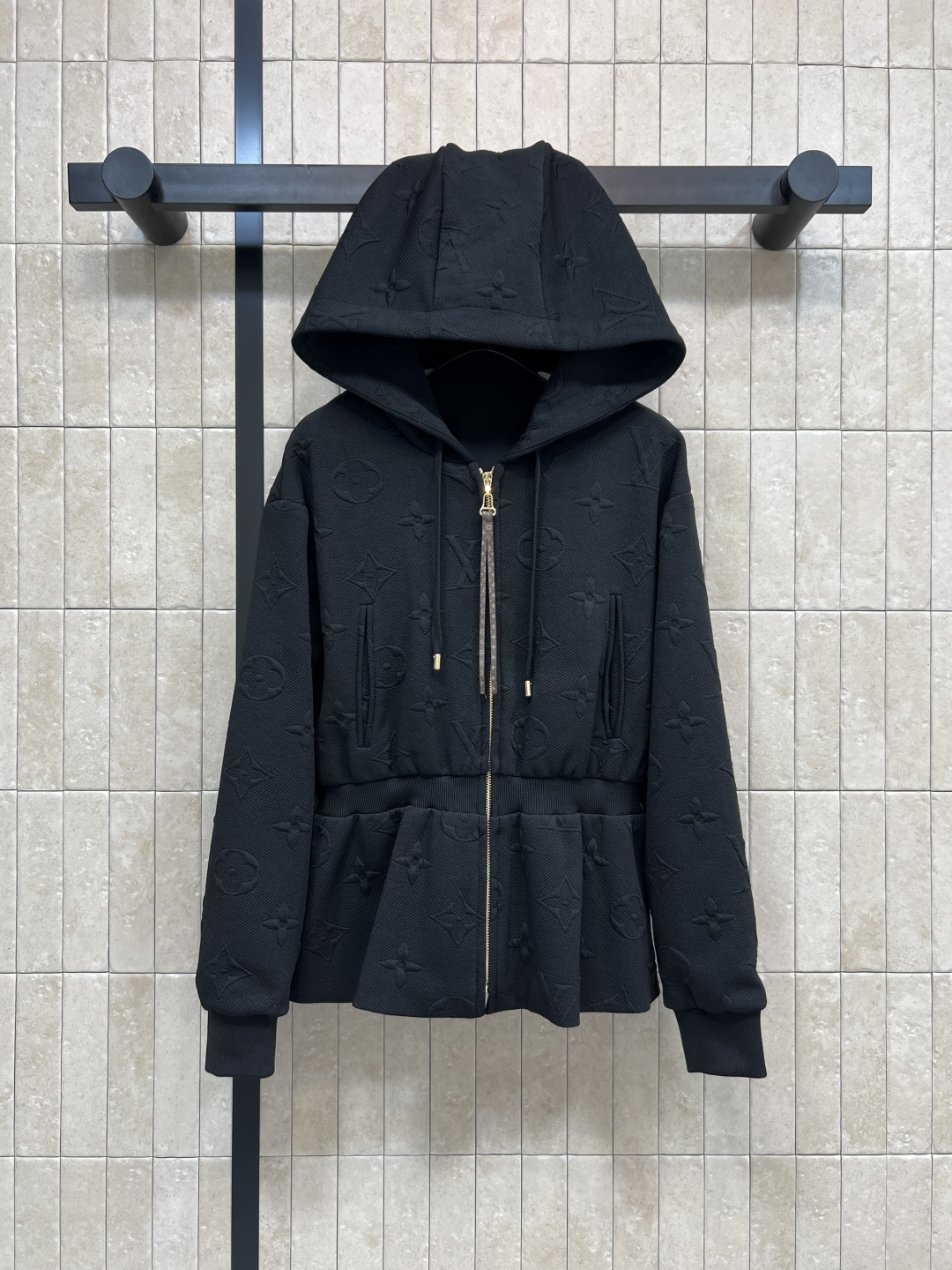 NO:536084,L Home 25 autumn and winter new style, old-fashioned relief jacquard hooded waist jacket, classic hooded design is versatile and not picky, classic presbyopia leather rope zipper embellishment, elastic waist waist design, perfectly divided body proportions, slim and high, capable and stylish, full of youthful vitality, printed classic brand coin letter relief jacquard fabric is simply fresh, age-reducing and fashionable, matched with casual pants in the same series, super temperament, daily casual recommendation, one color three-code Size/S-M-L-XL,, louis vuitton, jackets & coats,hats,alexander wang19860909L家 25秋冬新款 老花浮雕提花连帽收腰外套 经典的连帽设计百搭不挑人 经典老花皮绳拉链点缀 松紧腰收腰设计 完美分割身材比例 显瘦显高 干练有型 满满的青春活力气息 满印的经典品牌钱币字母浮雕提花面料简直绝了清新减龄又时髦 搭配同系列休闲裤超级显气质 日常休闲推荐 一色三码Size/S-M-L-XL,,louis vuitton,jackets & coats,hats,alexander wang,Women's clothing