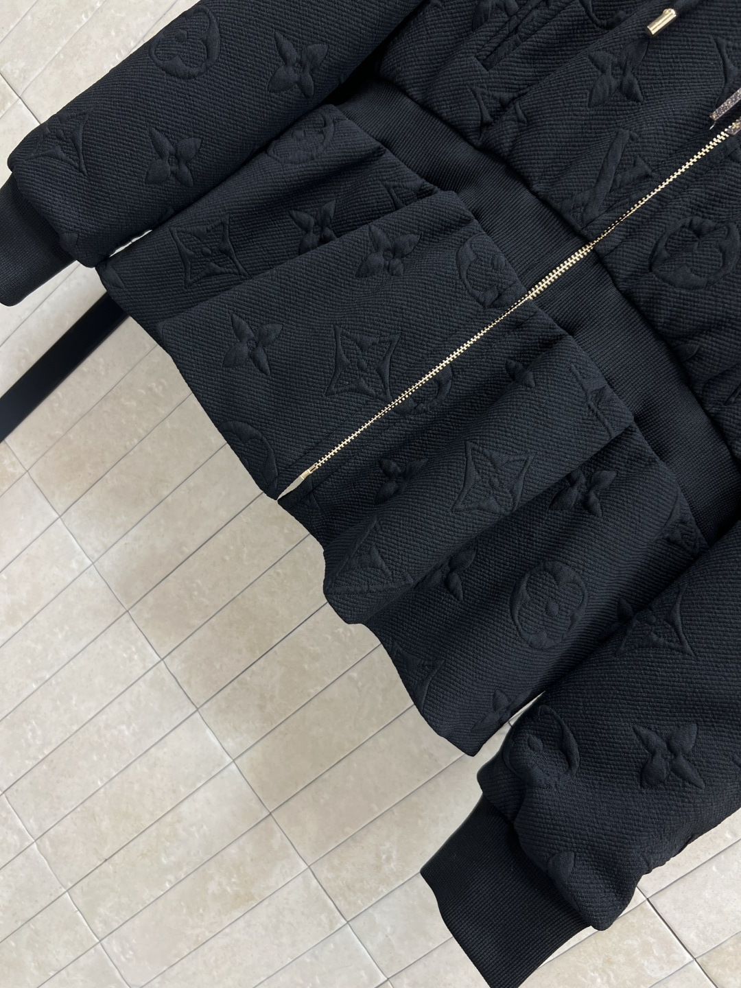 L家 25秋冬新款 老花浮雕提花连帽收腰外套 经典的连帽设计百搭不挑人 经典老花皮绳拉链点缀 松紧腰收腰