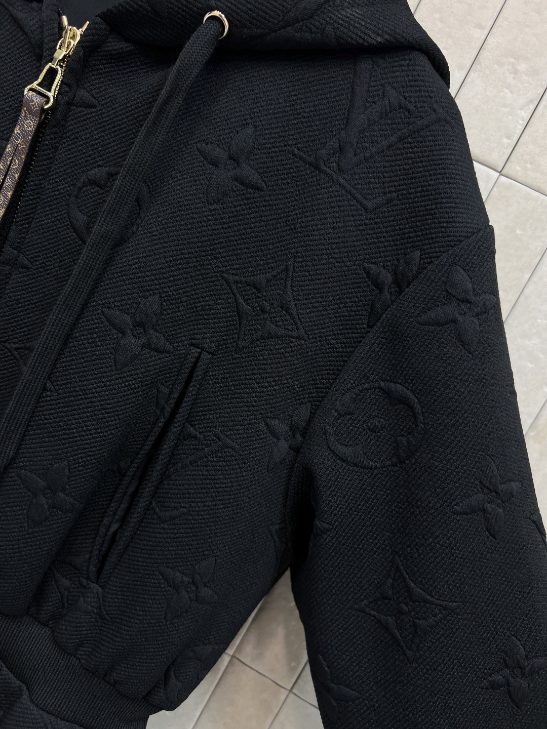 L家 25秋冬新款 老花浮雕提花连帽收腰外套 经典的连帽设计百搭不挑人 经典老花皮绳拉链点缀 松紧腰收腰