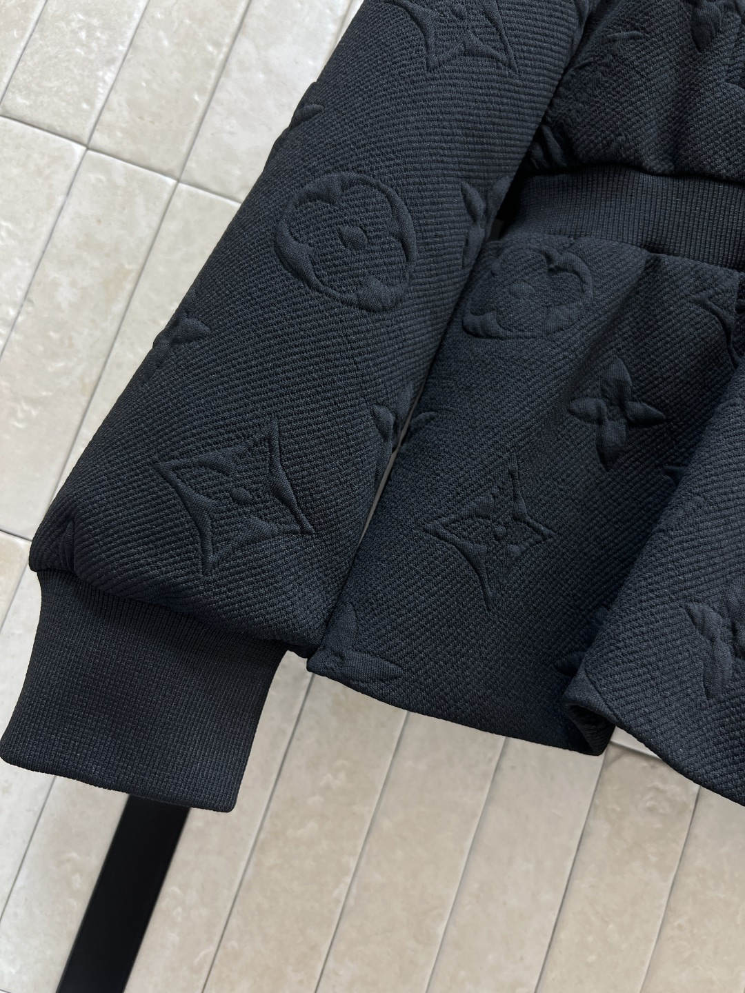 L家 25秋冬新款 老花浮雕提花连帽收腰外套 经典的连帽设计百搭不挑人 经典老花皮绳拉链点缀 松紧腰收腰