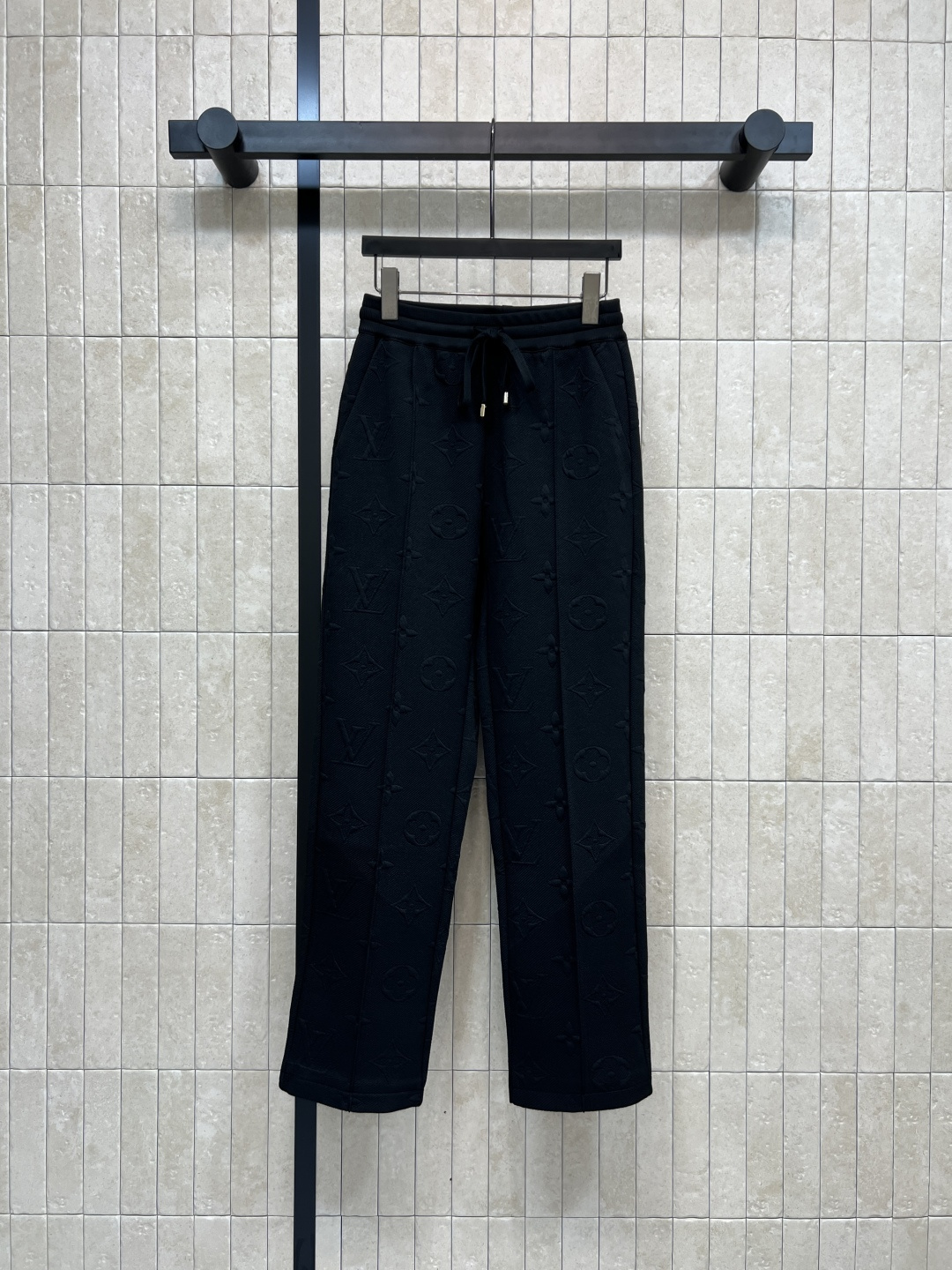 NO:536081,L Home 25 autumn and winter new style, old-fashioned relief jacquard hooded waist jacket, classic hooded design is versatile and not picky, classic presbyopia leather rope zipper embellishment, elastic waist waist design, perfectly divided body proportions, slim and high, capable and stylish, full of youthful vitality, printed classic brand coin letter relief jacquard fabric is simply fresh, age-reducing and fashionable, matched with casual pants in the same series, super temperament, daily casual recommendation, one color three-code Size/S-M-L-L,,louis vuitton, jackets & coats,hats,alexander wang19860909L家 25秋冬新款 老花浮雕提花连帽收腰外套 经典的连帽设计百搭不挑人 经典老花皮绳拉链点缀 松紧腰收腰设计 完美分割身材比例 显瘦显高 干练有型 满满的青春活力气息 满印的经典品牌钱币字母浮雕提花面料简直绝了清新减龄又时髦 搭配同系列休闲裤超级显气质 日常休闲推荐 一色三码Size/S-M-L-L,,louis vuitton,jackets & coats,hats,alexander wang,Women's clothing