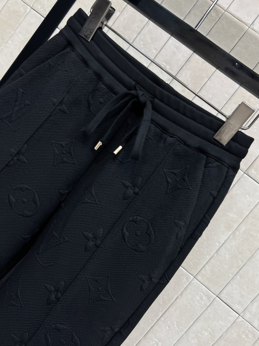 L家 25秋冬新款 老花浮雕提花连帽收腰外套 经典的连帽设计百搭不挑人 经典老花皮绳拉链点缀 松紧腰收腰