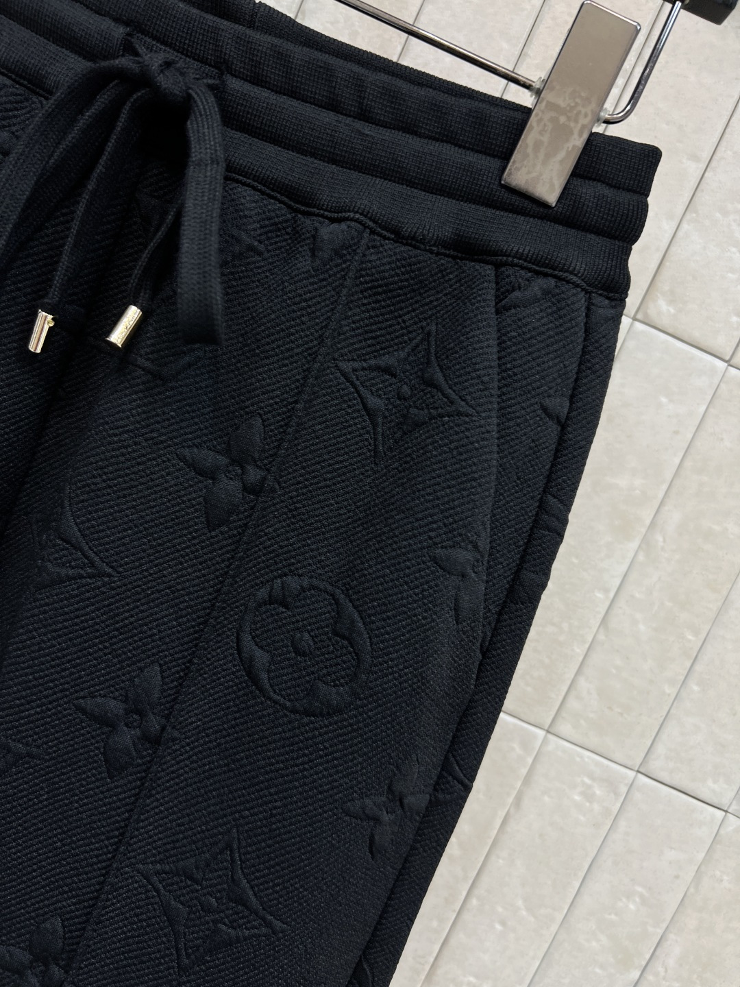 L家 25秋冬新款 老花浮雕提花连帽收腰外套 经典的连帽设计百搭不挑人 经典老花皮绳拉链点缀 松紧腰收腰