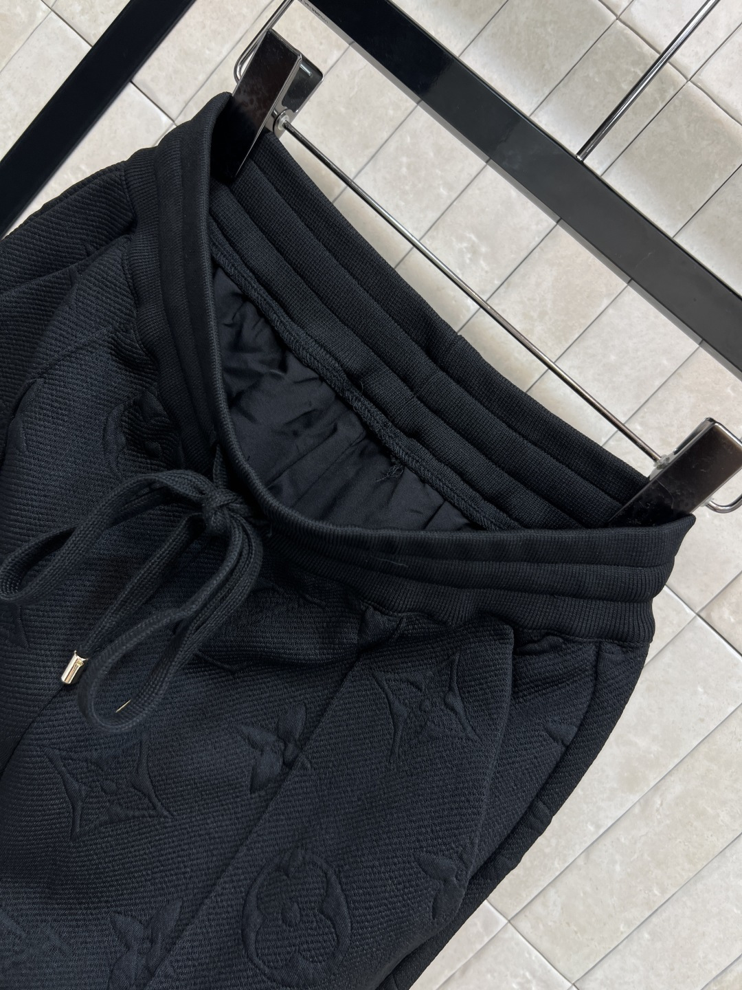 L家 25秋冬新款 老花浮雕提花连帽收腰外套 经典的连帽设计百搭不挑人 经典老花皮绳拉链点缀 松紧腰收腰