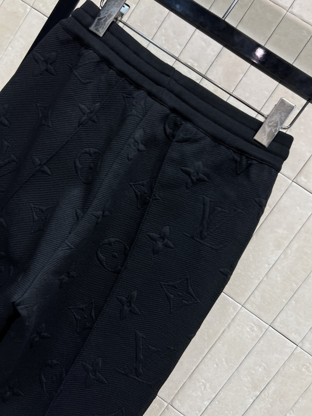 L家 25秋冬新款 老花浮雕提花连帽收腰外套 经典的连帽设计百搭不挑人 经典老花皮绳拉链点缀 松紧腰收腰