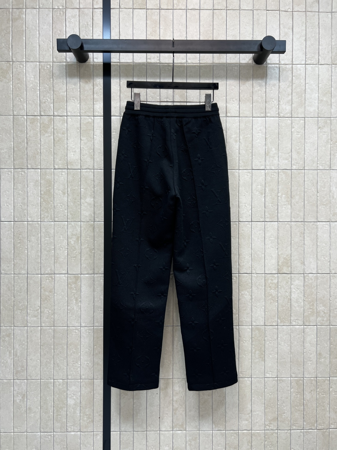 L家 25秋冬新款 老花浮雕提花连帽收腰外套 经典的连帽设计百搭不挑人 经典老花皮绳拉链点缀 松紧腰收腰