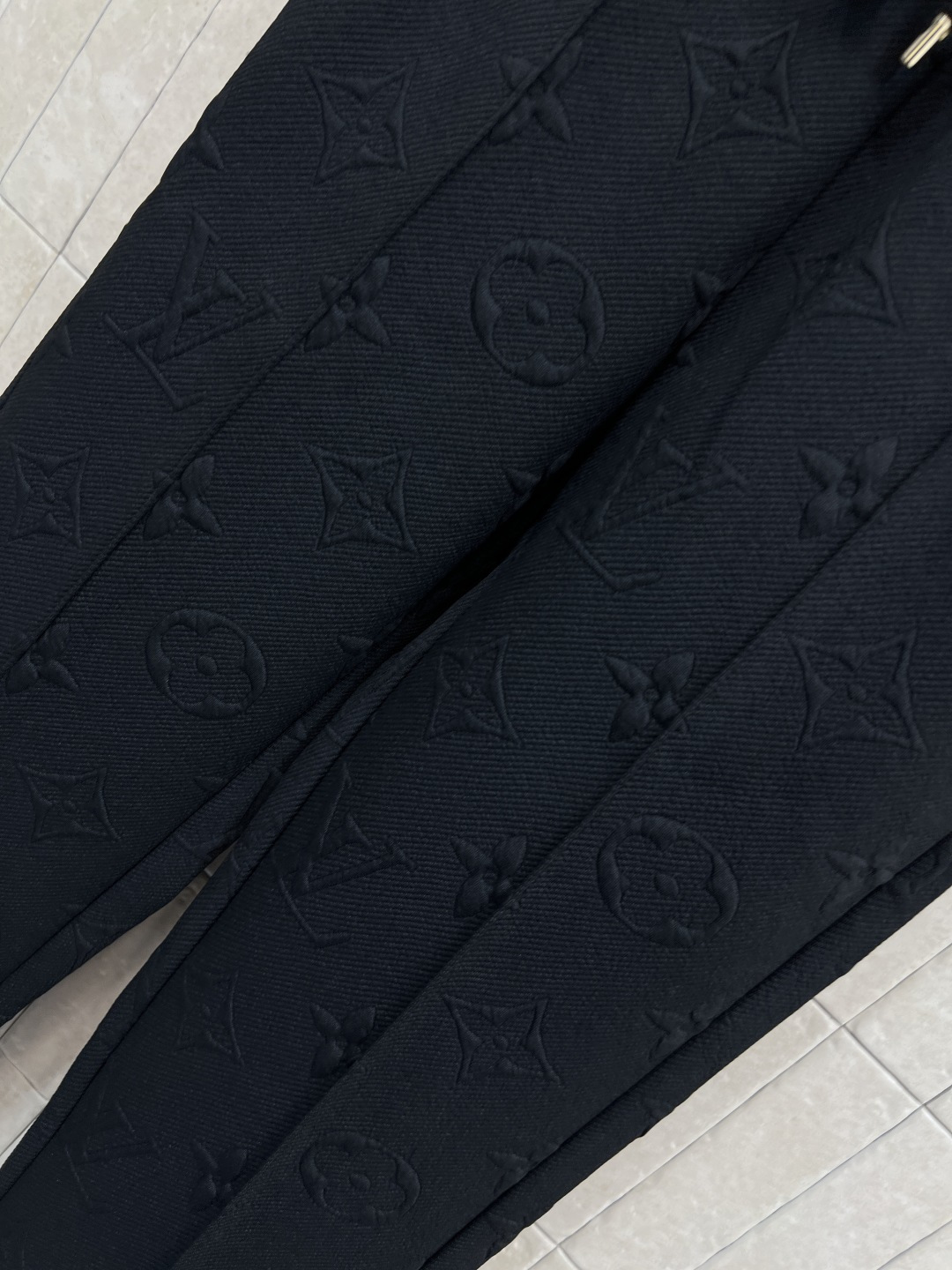 L家 25秋冬新款 老花浮雕提花连帽收腰外套 经典的连帽设计百搭不挑人 经典老花皮绳拉链点缀 松紧腰收腰