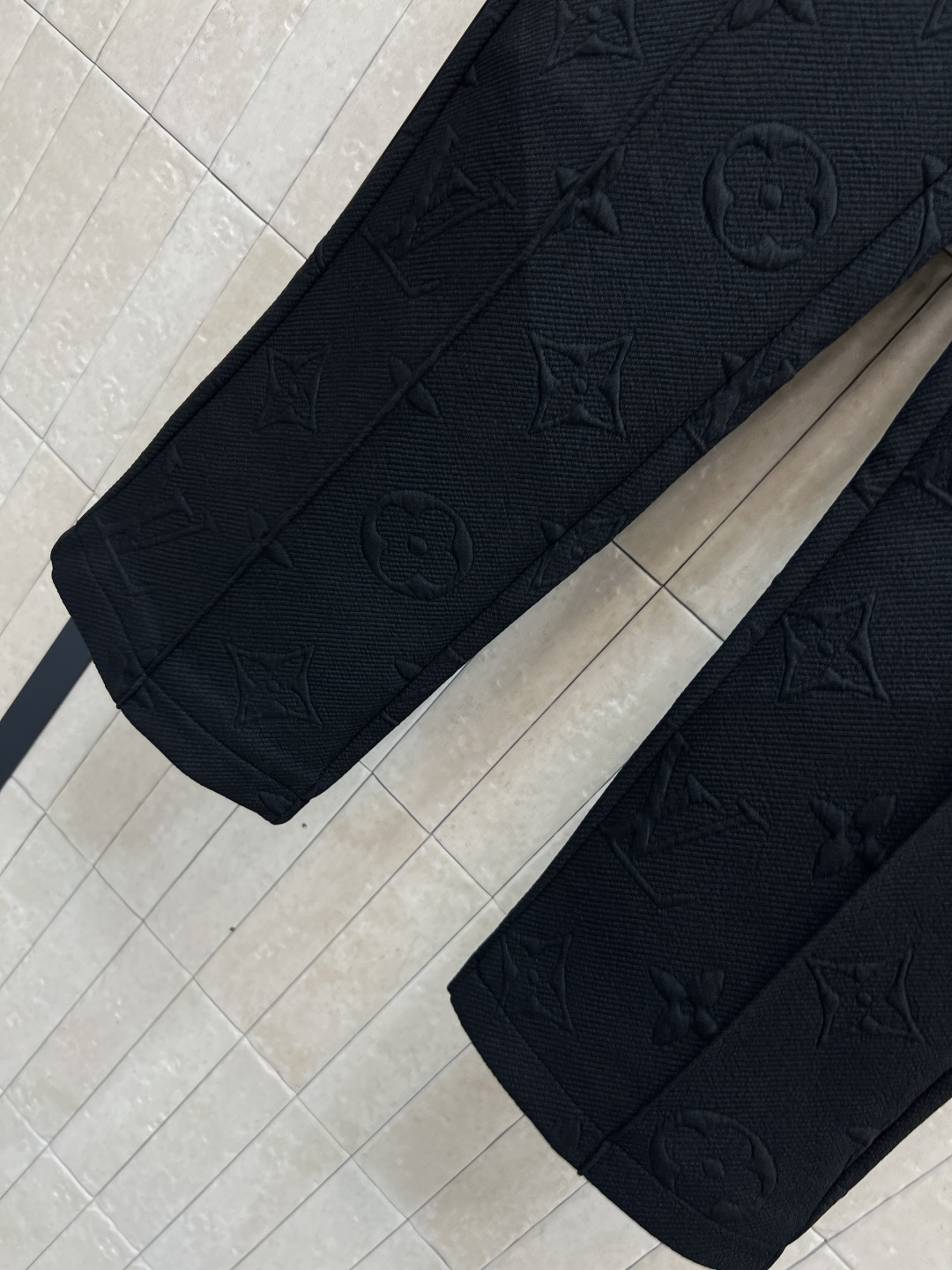 L家 25秋冬新款 老花浮雕提花连帽收腰外套 经典的连帽设计百搭不挑人 经典老花皮绳拉链点缀 松紧腰收腰