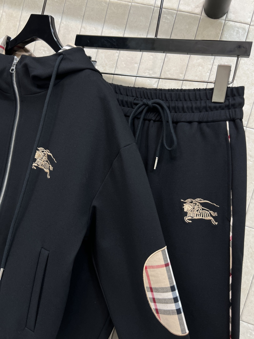 BUR家 25秋冬新款 休闲套装 连帽拉链外套搭配束脚慢跑裤 一套上身帅气拉风 休闲运动风减龄又百搭 拼