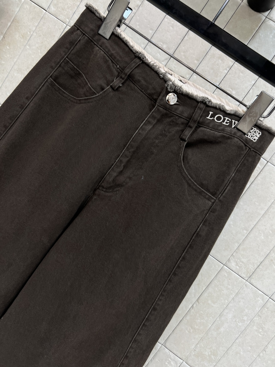 LW家 25秋冬新款高腰牛仔直筒裤 刺绣logo图案点缀 低调又时髦 减量少女感满满 直筒裤型完美遮盖身