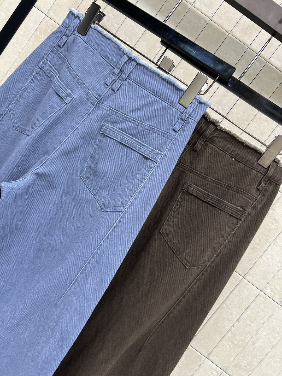 LW家 25秋冬新款高腰牛仔直筒裤 刺绣logo图案点缀 低调又时髦 减量少女感满满 直筒裤型完美遮盖身