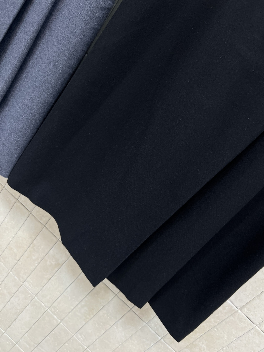 PD家 25秋冬新款三角标腰带装饰半身裙 经典的金三角标Logo腰带收腰 打造纤细腰身 高腰A字侧边褶皱