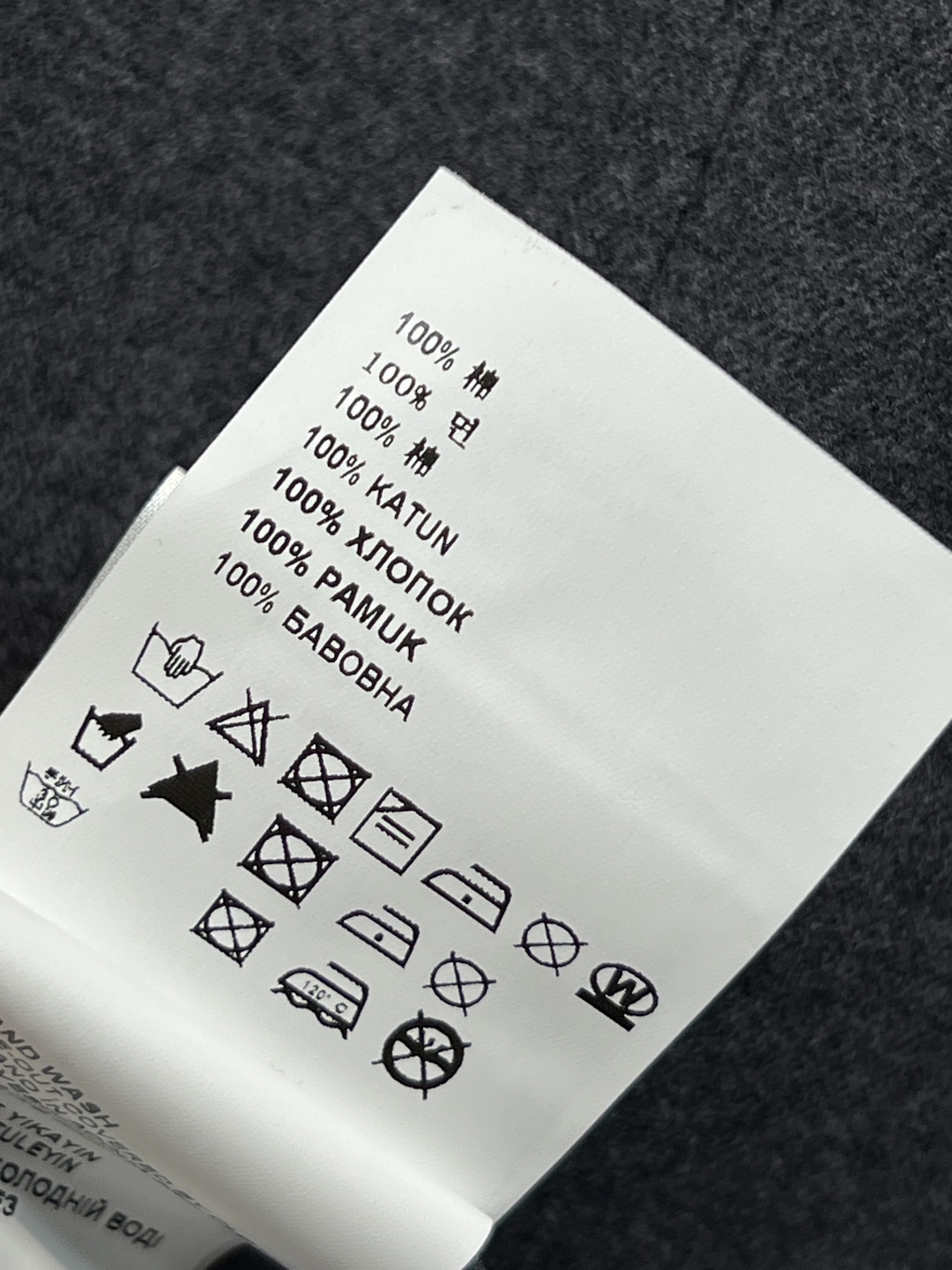 PD家 25秋冬新款三角标腰带装饰半身裙 经典的金三角标Logo腰带收腰 打造纤细腰身 高腰A字侧边褶皱