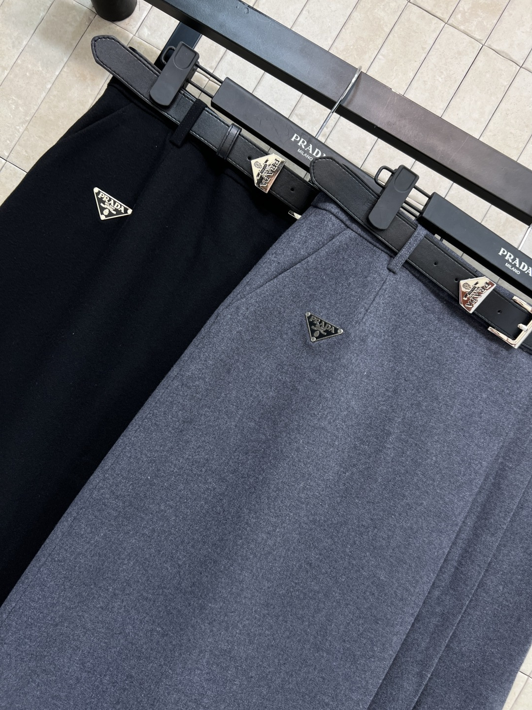 PD家 25秋冬新款三角标腰带装饰半身裙 经典的金三角标Logo腰带收腰 打造纤细腰身 高腰A字侧边褶皱