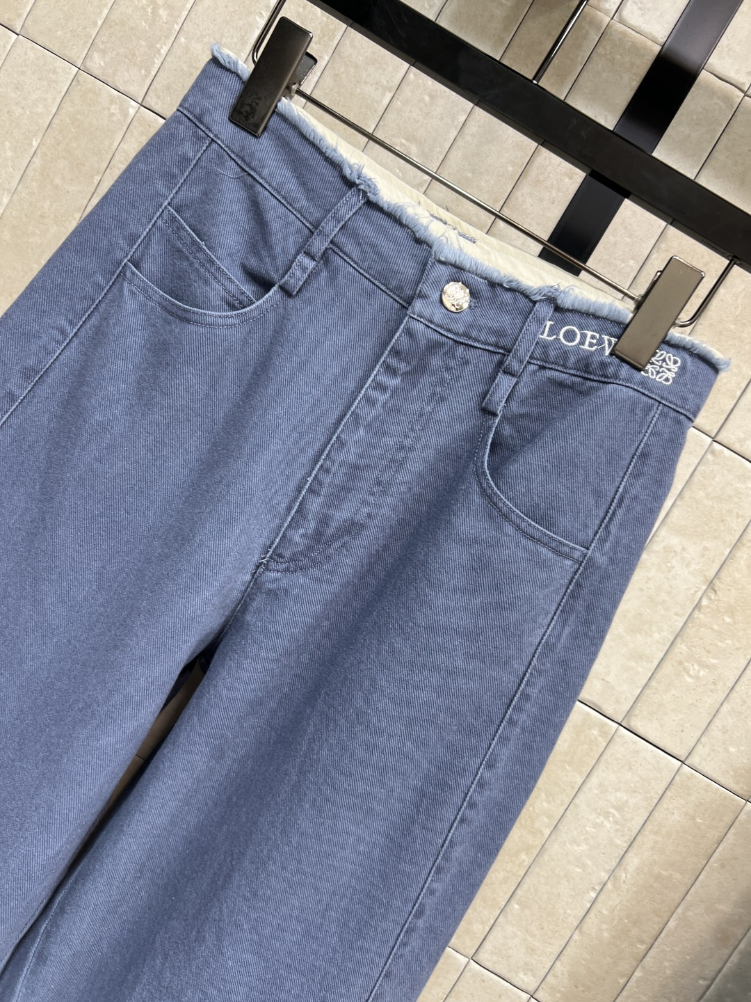 LW家 25秋冬新款高腰牛仔直筒裤 刺绣logo图案点缀 低调又时髦 减量少女感满满 直筒裤型完美遮盖身
