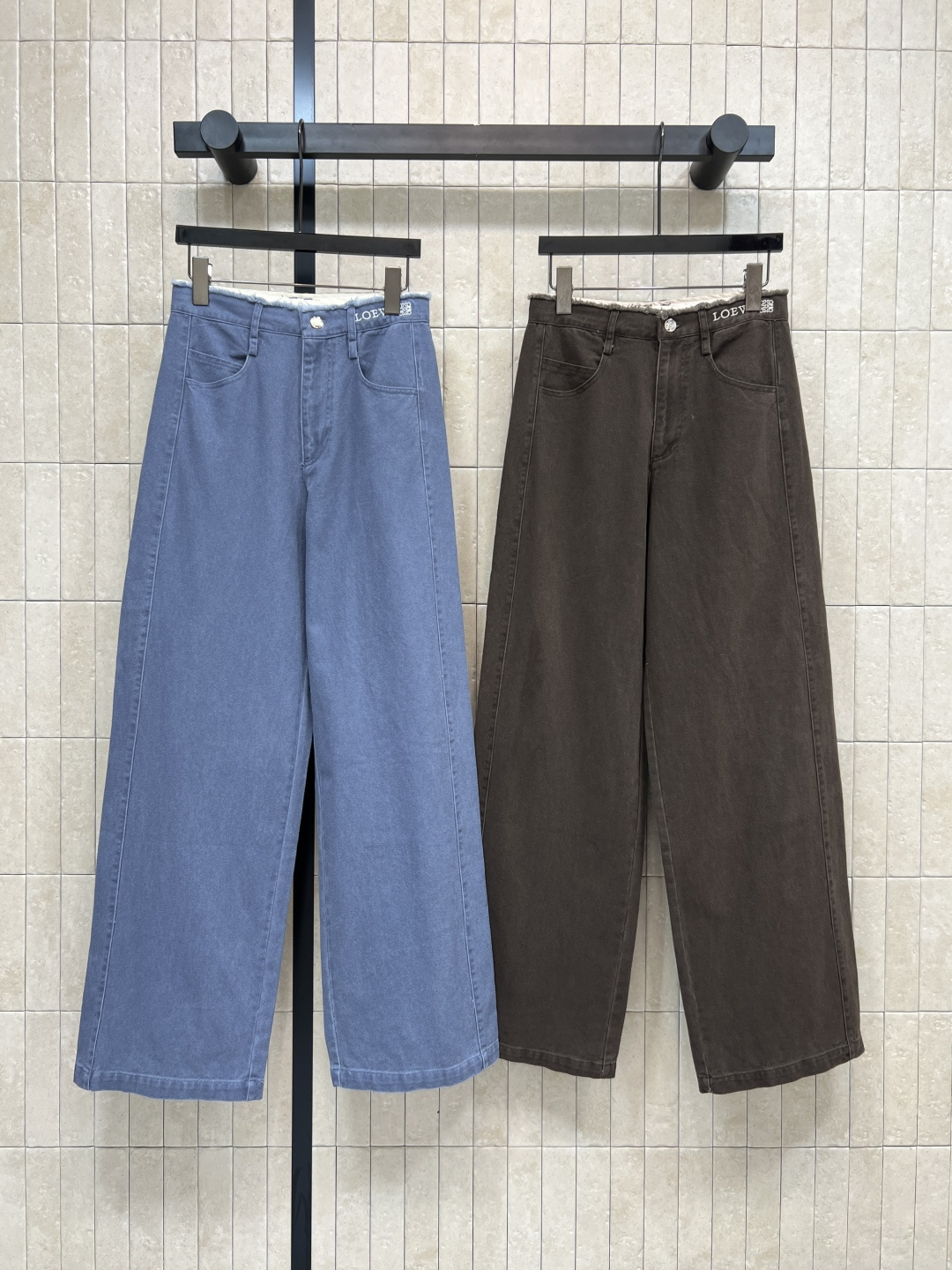 NO:536092,LW Home 25 autumn and winter new high-waist denim straight-leg pants, embroidered with embroidered logo patterns, low-key and fashionable, full of girlishness, straight-leg pants perfectly cover body defects, upper body makes it look slim and taller, instantly turns into chopstick legs, high waist style is simply a long-legged artifact, everyday versatile, any T-shirt shirt suspender is good, the refreshing and energetic sweet and cool feeling is grasped, the texture is super good, two colors and three codes SML,,shirts,tees,t-shirt,alexander wang19860909LW家 25秋冬新款高腰牛仔直筒裤 刺绣logo图案点缀 低调又时髦 减量少女感满满 直筒裤型完美遮盖身材瑕疵 上身显瘦显高 秒变筷子腿 高腰版型简直是长腿神器 日常百搭 随便搭个T恤衬衫吊带都不错 清爽元气的甜酷感拿捏住了 质感超赞 两色三码 SML,,shirts,tees，t-shirt,alexander wang,Women's clothing