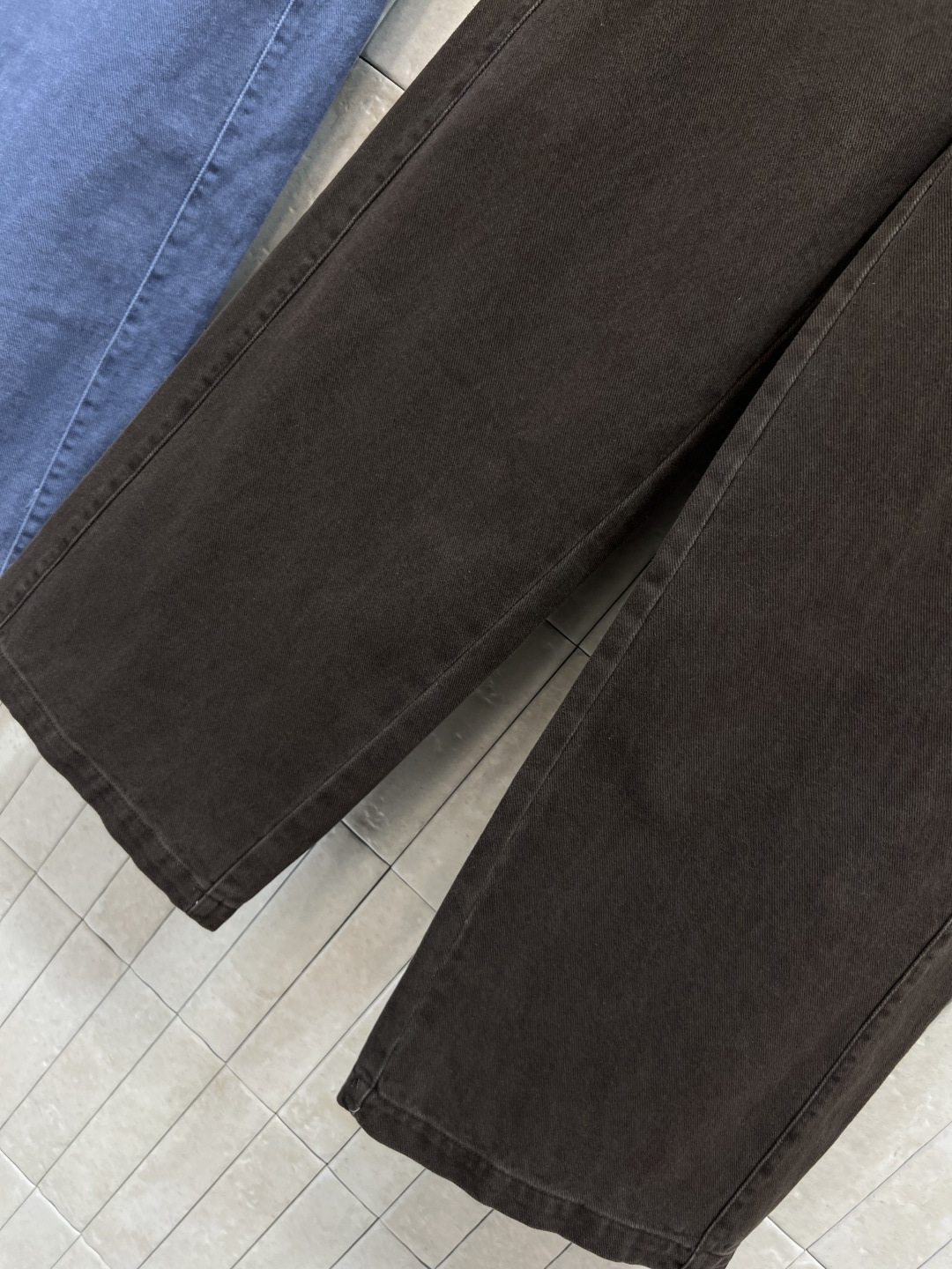 LW家 25秋冬新款高腰牛仔直筒裤 刺绣logo图案点缀 低调又时髦 减量少女感满满 直筒裤型完美遮盖身