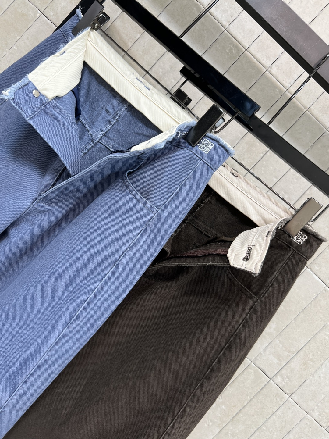 LW家 25秋冬新款高腰牛仔直筒裤 刺绣logo图案点缀 低调又时髦 减量少女感满满 直筒裤型完美遮盖身