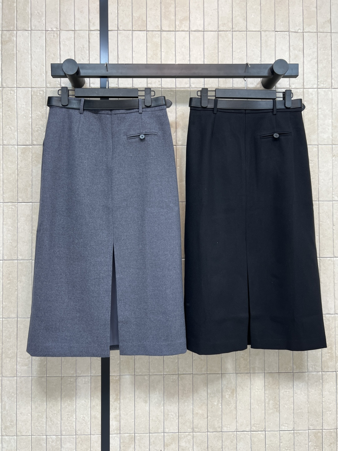 PD家 25秋冬新款三角标腰带装饰半身裙 经典的金三角标Logo腰带收腰 打造纤细腰身 高腰A字侧边褶皱