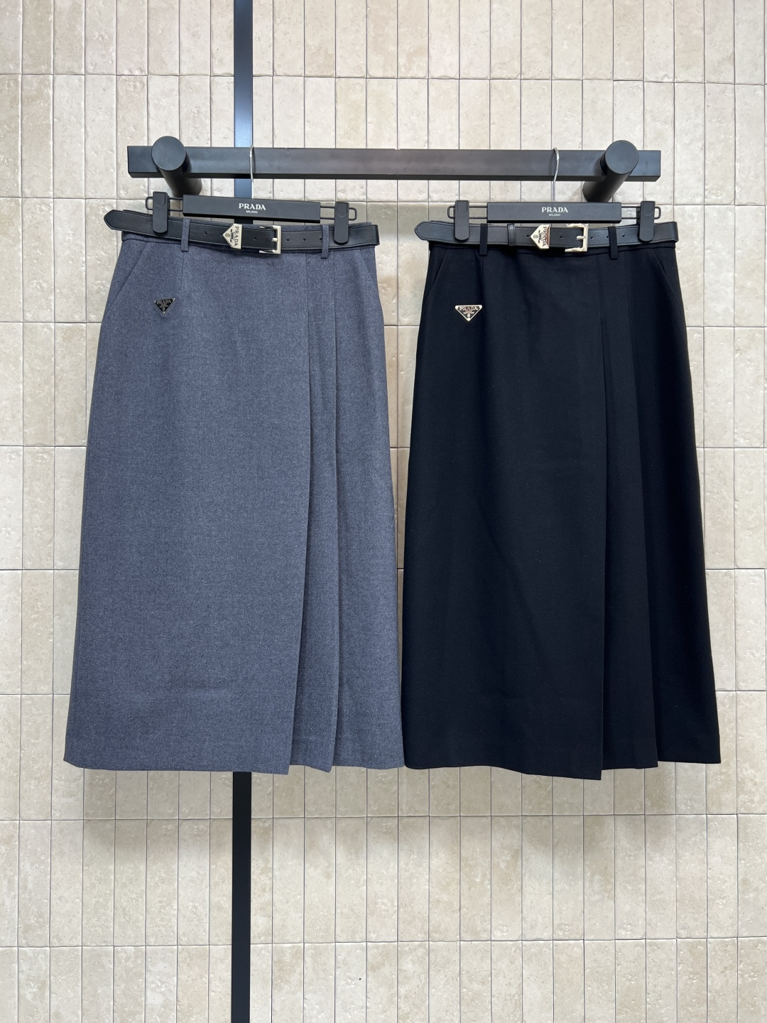 NO:536100,PD Home 25 autumn and winter new triangle logo belt decorative skirt Classic gold triangle logo belt waist-hugging to create a slender waist High-waist A-shaped side pleated design The upper body instantly pulls long legs, transforms into a fashionable long legs, romantic micro-butt skirt interprets an elegant little woman The high-waisted temperament skirt is simply amazing, with an elegant and fashionable and quiet atmosphere full of exquisite and capable feminine beauty, OK for important occasions and commuting, two colors and three codes Size/S-M-L,,dior, skirts,alexander wang19860909PD家 25秋冬新款三角标腰带装饰半身裙 经典的金三角标Logo腰带收腰 打造纤细腰身 高腰A字侧边褶皱设计 上身秒拉大长腿 变身气质时髦长腿精 浪漫的微包臀半身裙 诠释优雅小女人 高腰线的气质半身裙简直绝了 自带优雅时髦沉静的氛围感 充满精致干练的女性美 无论是重要场合还是通勤都OK 两色三码 Size/S-M-L,,dior,skirts,alexander wang,Women's clothing