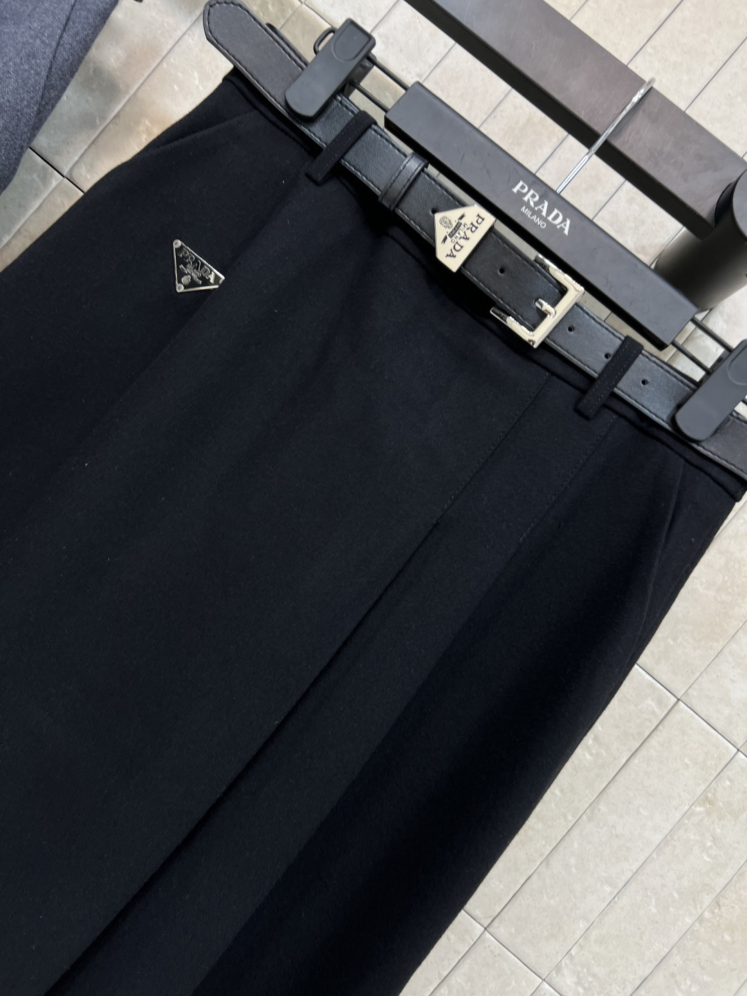 PD家 25秋冬新款三角标腰带装饰半身裙 经典的金三角标Logo腰带收腰 打造纤细腰身 高腰A字侧边褶皱