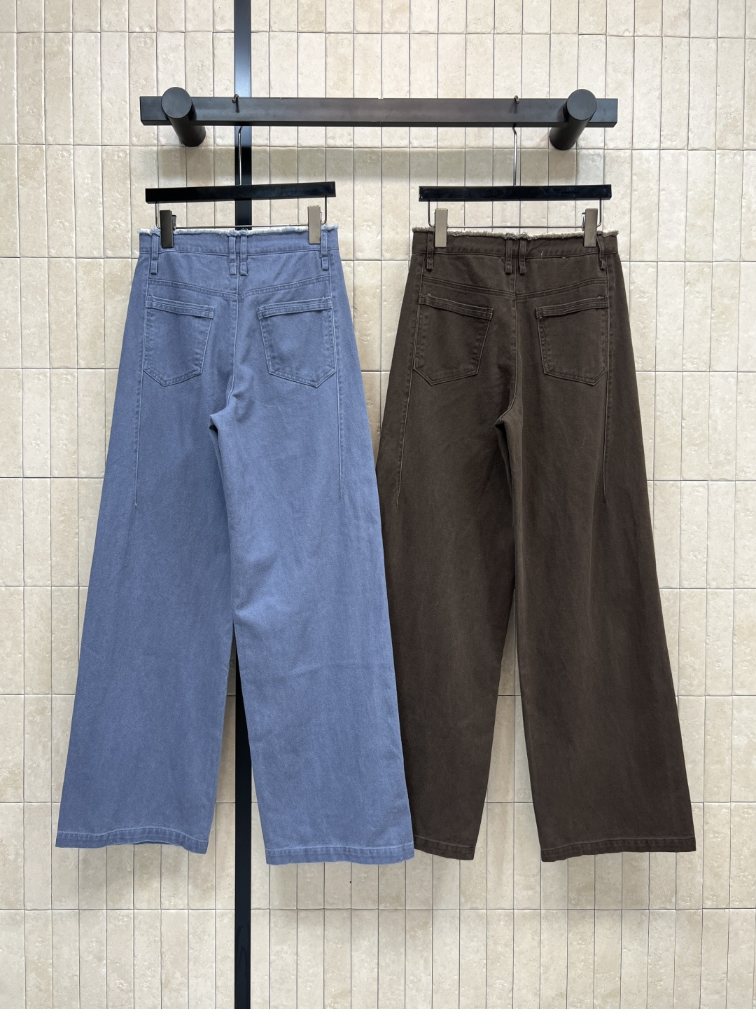 LW家 25秋冬新款高腰牛仔直筒裤 刺绣logo图案点缀 低调又时髦 减量少女感满满 直筒裤型完美遮盖身