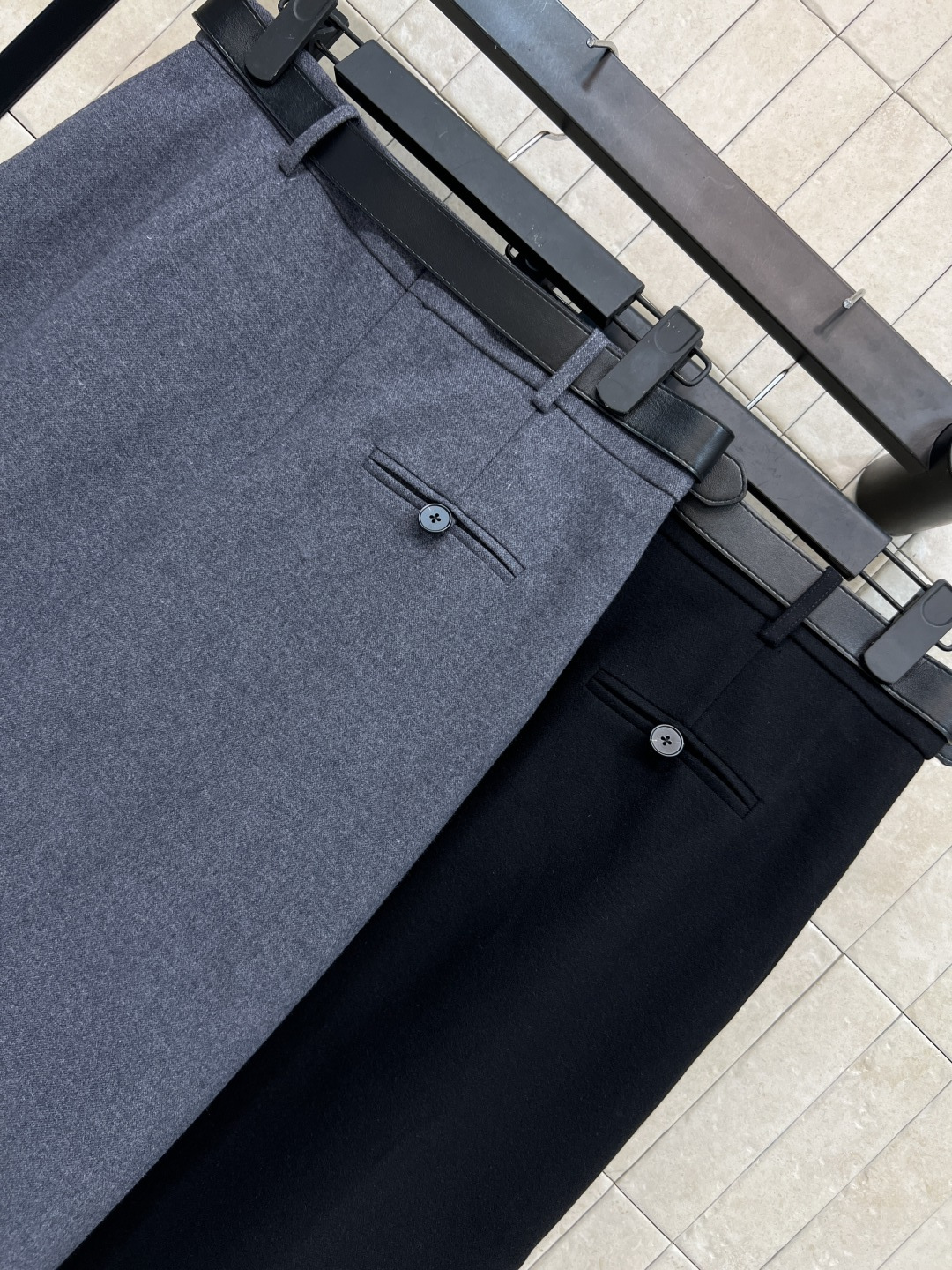 PD家 25秋冬新款三角标腰带装饰半身裙 经典的金三角标Logo腰带收腰 打造纤细腰身 高腰A字侧边褶皱