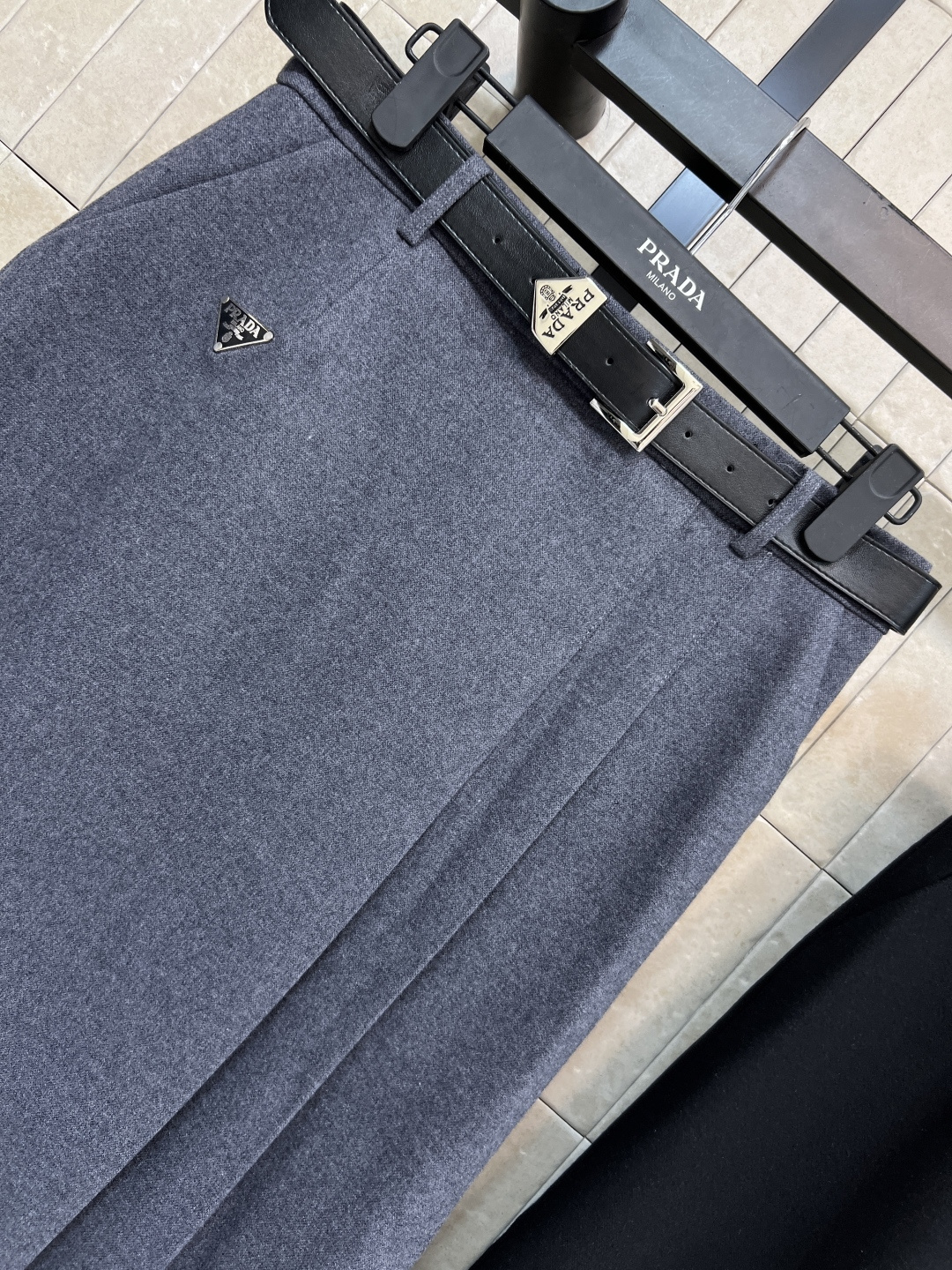 PD家 25秋冬新款三角标腰带装饰半身裙 经典的金三角标Logo腰带收腰 打造纤细腰身 高腰A字侧边褶皱