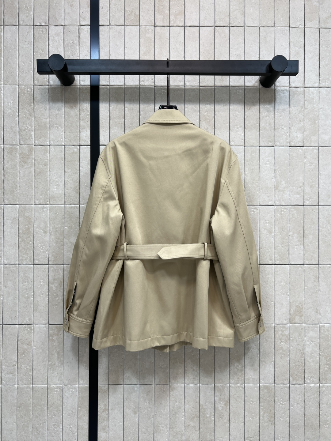 D家 25秋冬新款 收腰短款风衣外套 经典款短版风衣设计 上身精致又干练得体 很少见到的短风衣 小个子也