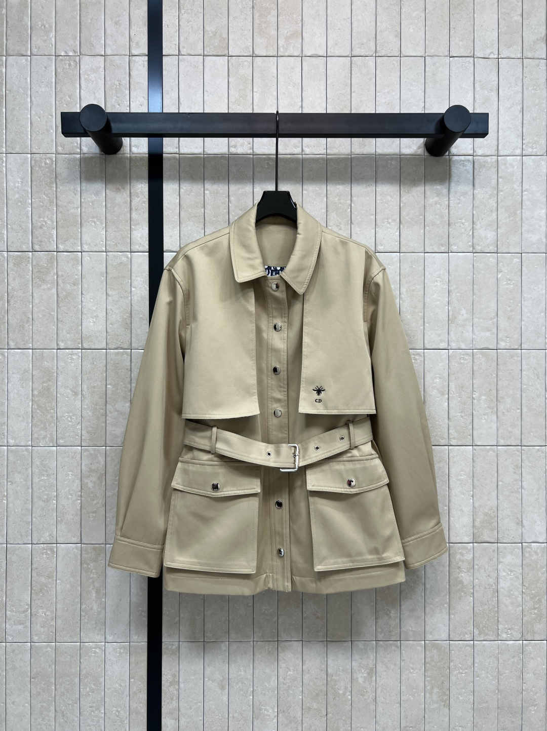 NO:536088,D Home 25 autumn and winter new style, waist-hugging short windbreaker jacket, classic short windbreaker design, exquisite and capable and decent upper body, rarely seen short windbreaker, small ones can easily control, golden proportion figure immediately gets it, it is also easy to match, custom fabrics are stylish, classic D letter pattern fabric, single-breasted embellishment is excellent, recommended temperament items in early autumn, two colors and three codes Size/S-M-L,,dior, jackets & coats,gold,alexander wang19860909D家 25秋冬新款 收腰短款风衣外套 经典款短版风衣设计 上身精致又干练得体 很少见到的短风衣 小个子也能轻松驾驭 黄金比例身材立马get 搭配起来也很随心应手 定制的面料挻括有型 里衬经典D字母图案面料 单排扣点缀超赞 早秋推荐气质单品 两色三码Size/S-M-L,,dior,jackets & coats,gold,alexander wang,Women's clothing