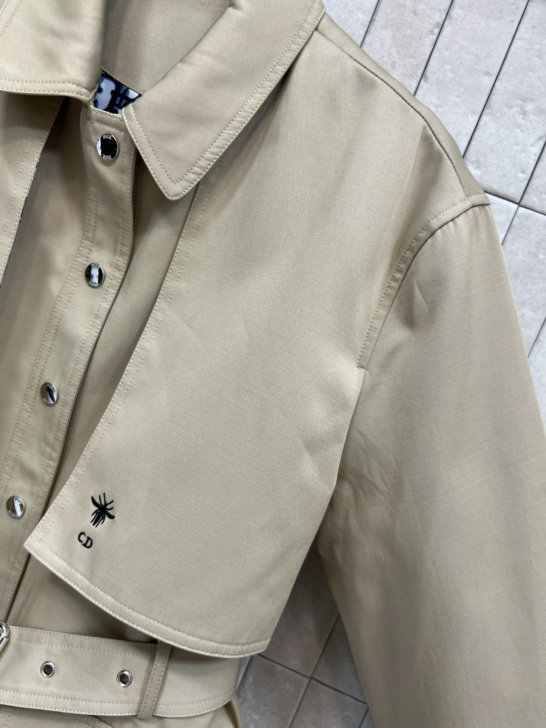 D家 25秋冬新款 收腰短款风衣外套 经典款短版风衣设计 上身精致又干练得体 很少见到的短风衣 小个子也