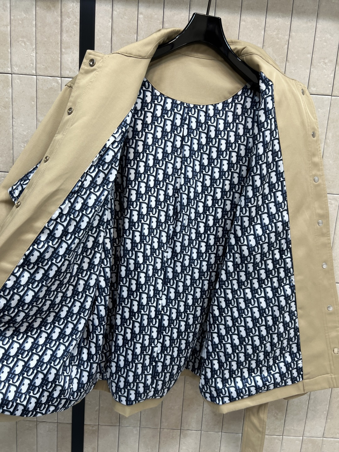 D家 25秋冬新款 收腰短款风衣外套 经典款短版风衣设计 上身精致又干练得体 很少见到的短风衣 小个子也