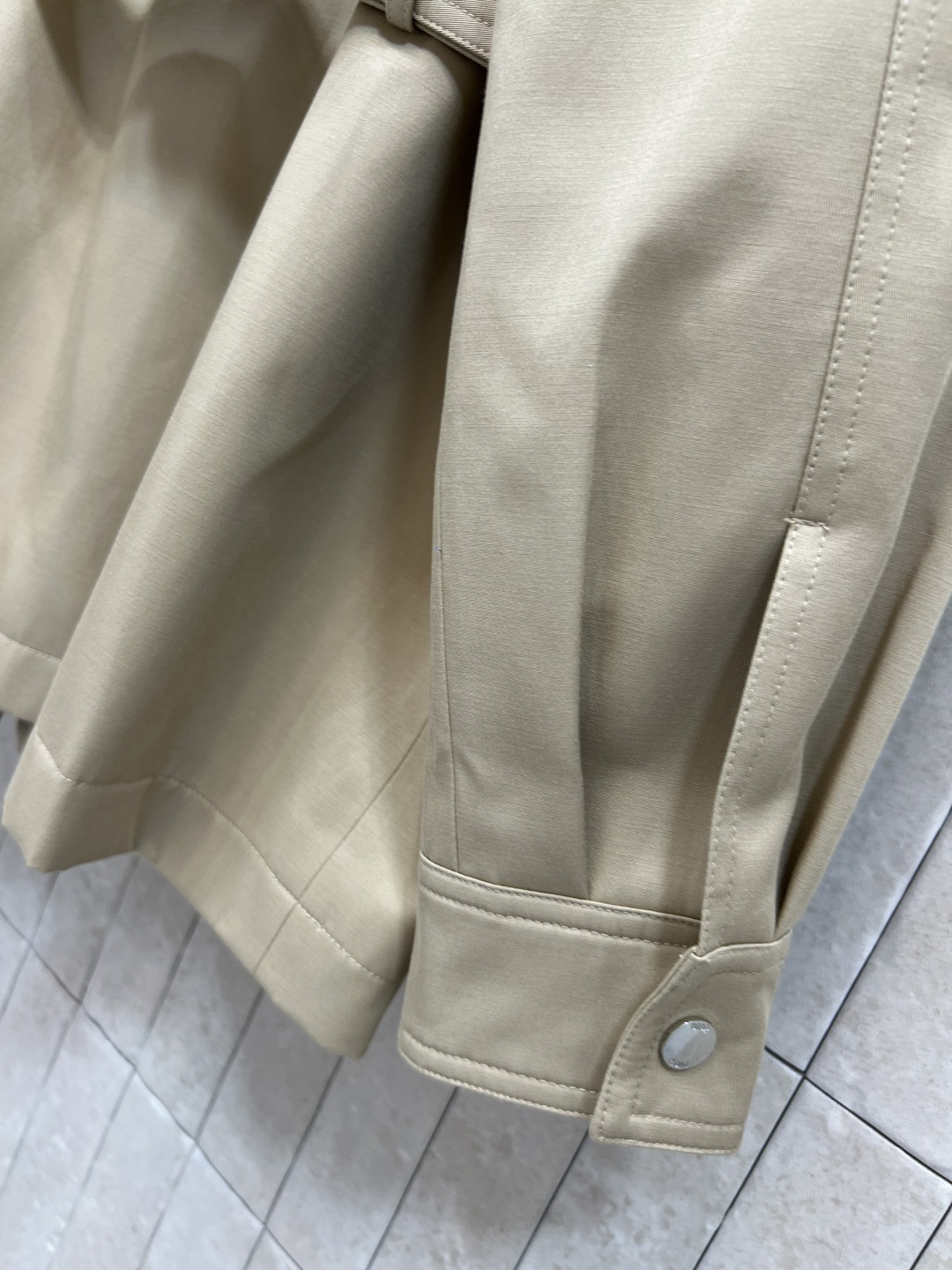 D家 25秋冬新款 收腰短款风衣外套 经典款短版风衣设计 上身精致又干练得体 很少见到的短风衣 小个子也