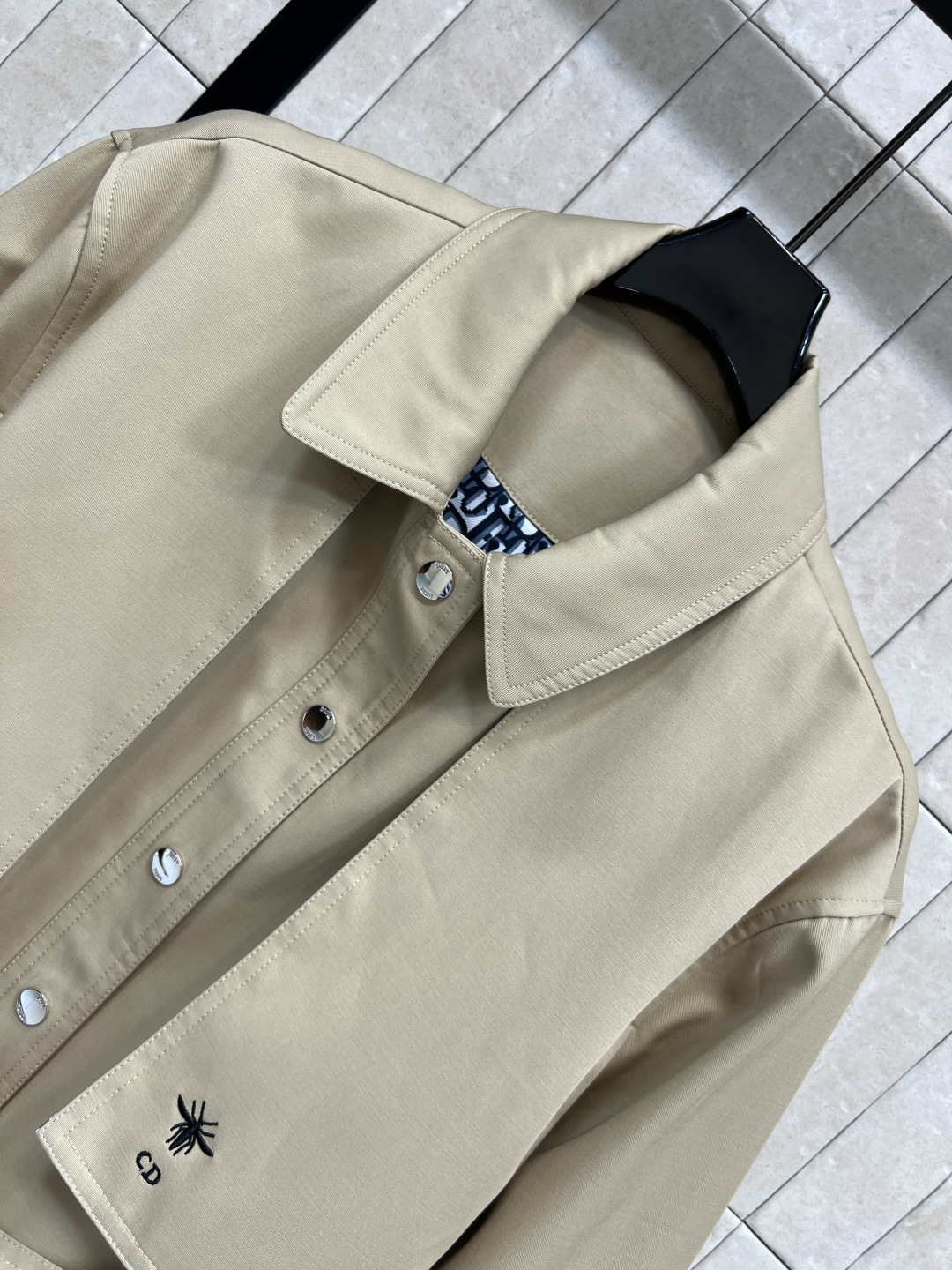 D家 25秋冬新款 收腰短款风衣外套 经典款短版风衣设计 上身精致又干练得体 很少见到的短风衣 小个子也