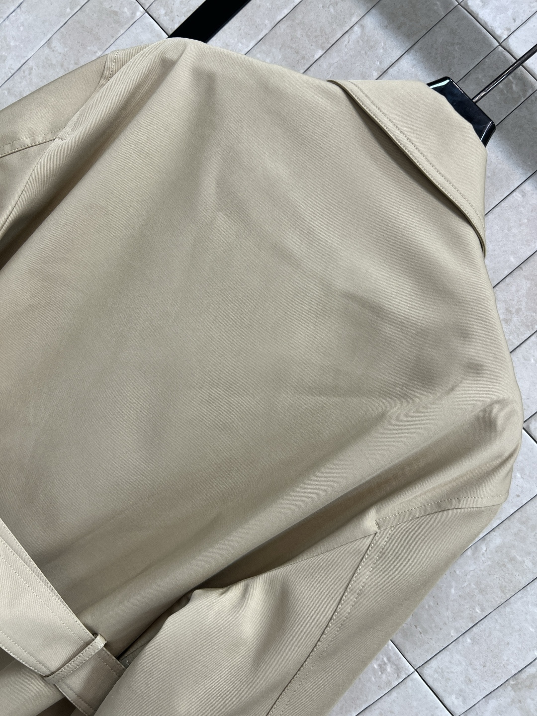 D家 25秋冬新款 收腰短款风衣外套 经典款短版风衣设计 上身精致又干练得体 很少见到的短风衣 小个子也