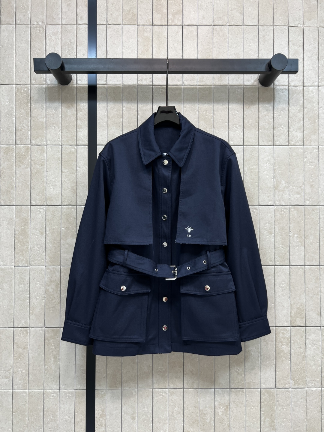 NO:536096,D Home 25 autumn and winter new style, waist-hugging short windbreaker jacket, classic short windbreaker design, exquisite and capable and decent upper body, rarely seen short windbreaker, small ones can easily control, golden proportion figure immediately gets it, it is easy to match, custom fabrics are stylish, classic D letter pattern fabric, single-breasted embellishment is excellent, recommended temperament items in early autumn, two colors and three codes Size/S-M-L,,dior, jackets & coats,gold,alexander wang19860909D家 25秋冬新款 收腰短款风衣外套 经典款短版风衣设计 上身精致又干练得体 很少见到的短风衣 小个子也能轻松驾驭 黄金比例身材立马get 搭配起来也很随心应手 定制的面料挻括有型 里衬经典D字母图案面料 单排扣点缀超赞 早秋推荐气质单品 两色三码Size/S-M-L,,dior,jackets & coats,gold,alexander wang,Women's clothing