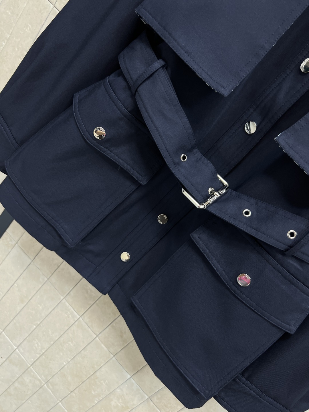 D家 25秋冬新款 收腰短款风衣外套 经典款短版风衣设计 上身精致又干练得体 很少见到的短风衣 小个子也