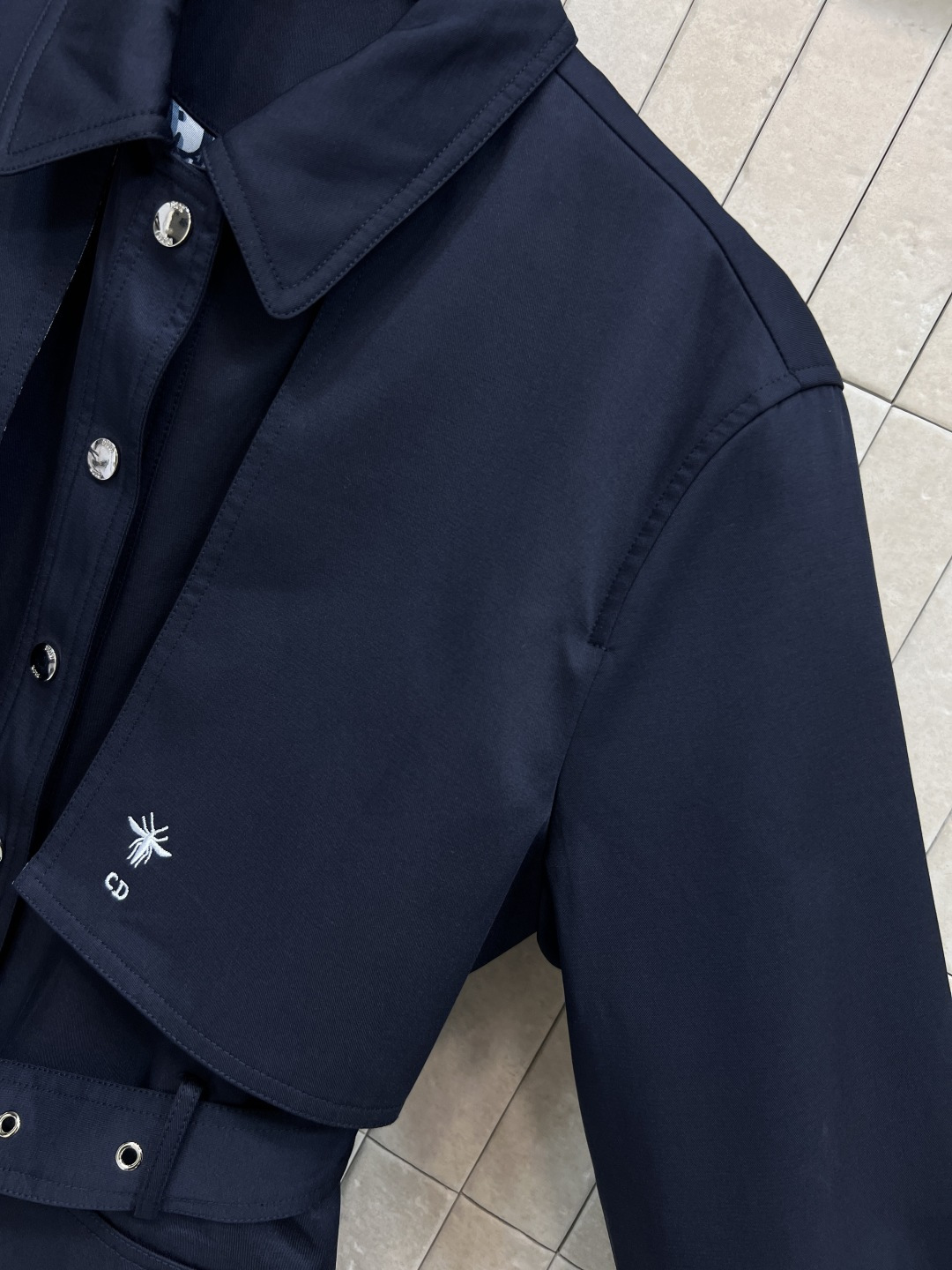 D家 25秋冬新款 收腰短款风衣外套 经典款短版风衣设计 上身精致又干练得体 很少见到的短风衣 小个子也