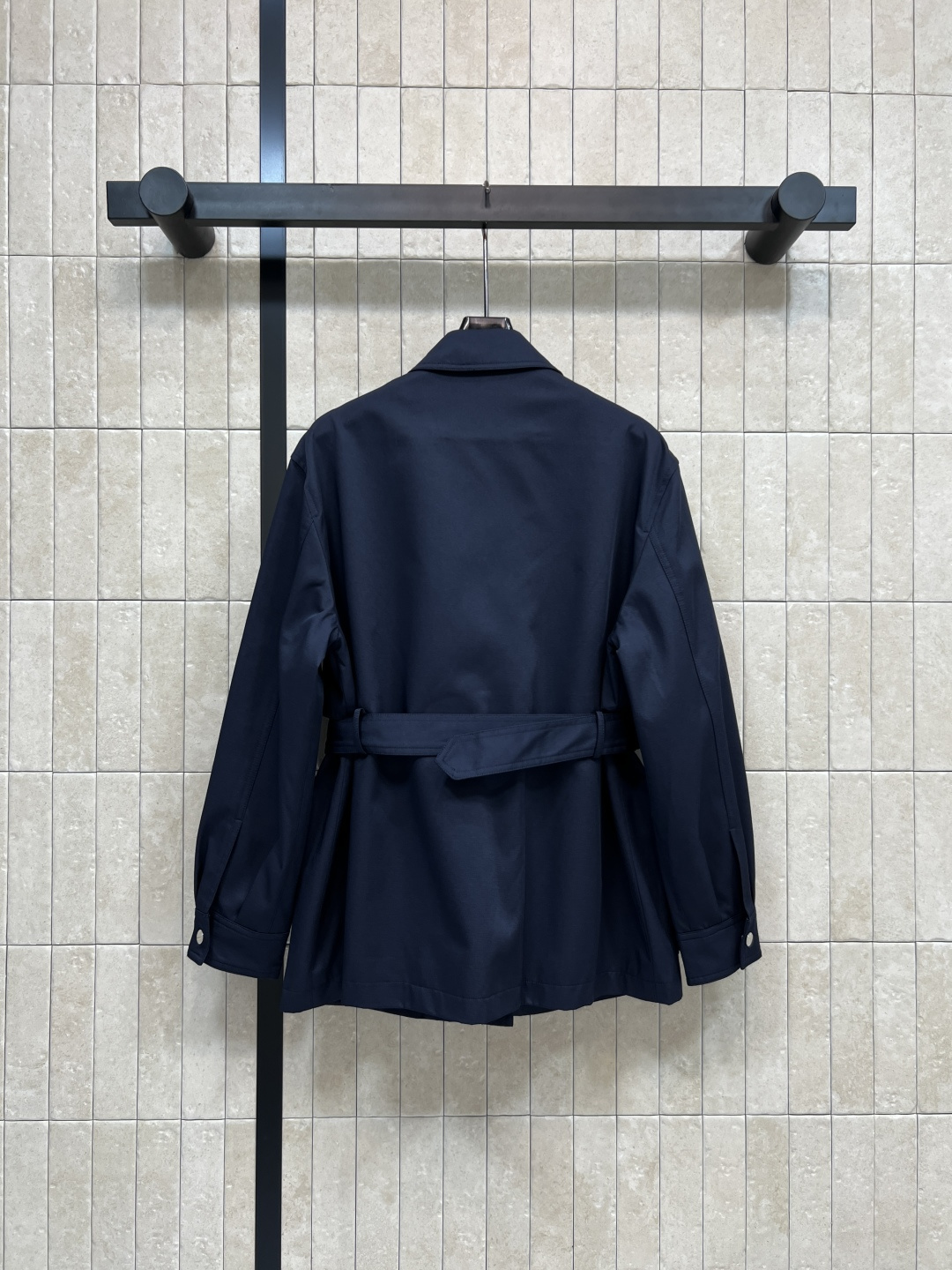 D家 25秋冬新款 收腰短款风衣外套 经典款短版风衣设计 上身精致又干练得体 很少见到的短风衣 小个子也